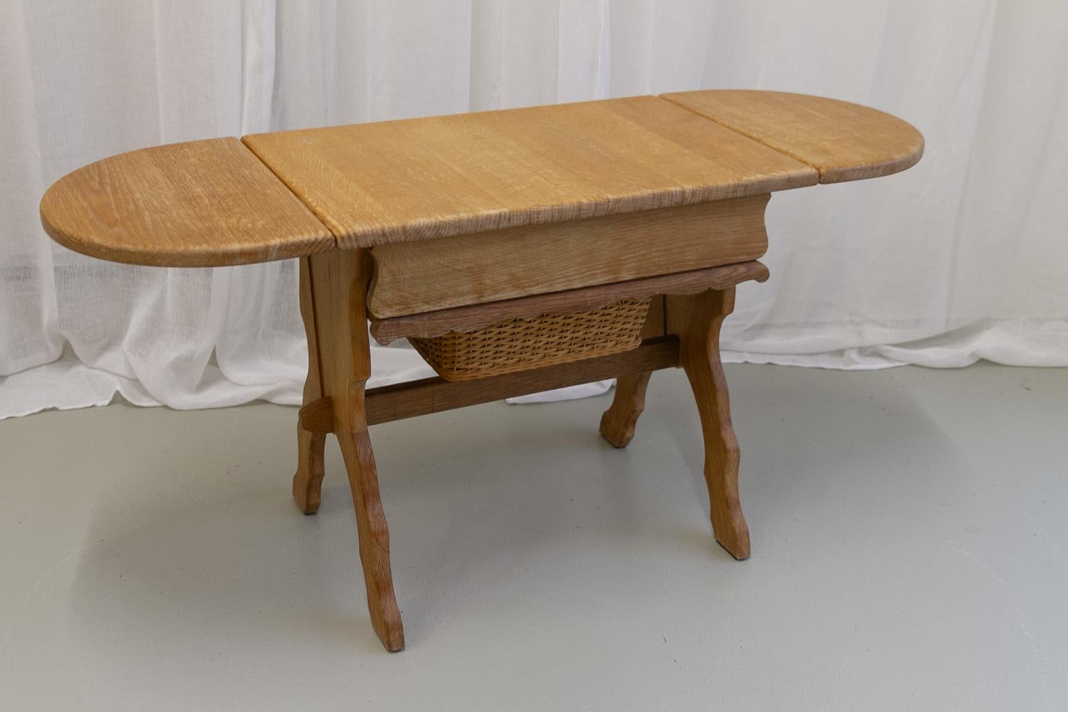 Table basse ou table à coudre danoise en chêne et rotin, années 1970 en vente 5