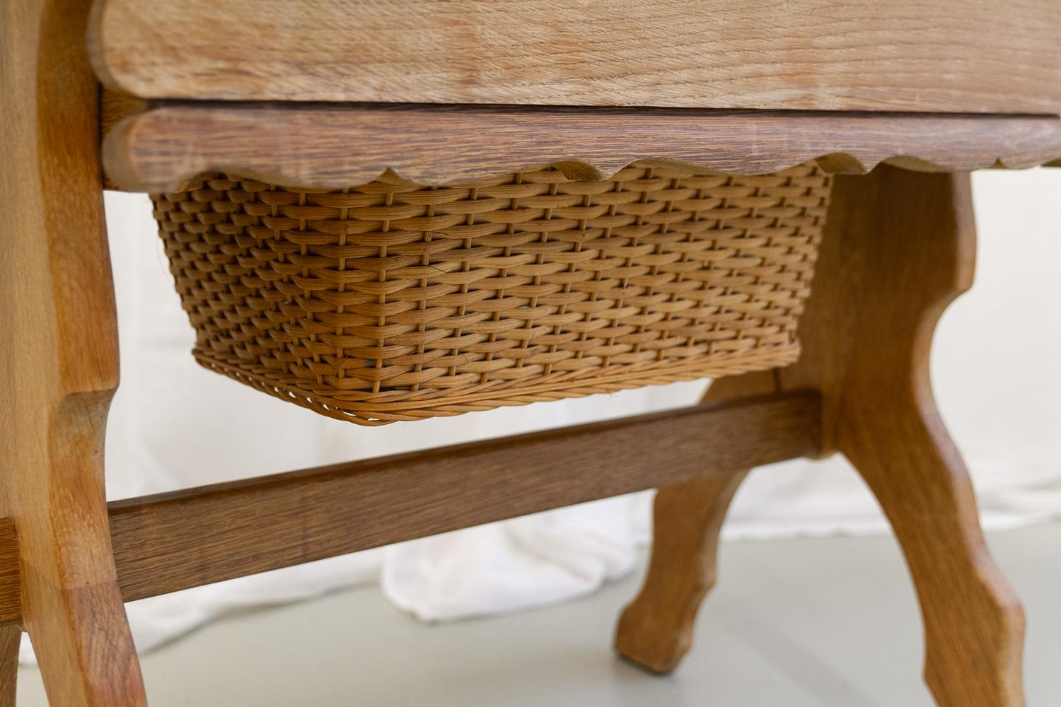 Table basse ou table à coudre danoise en chêne et rotin, années 1970 en vente 6