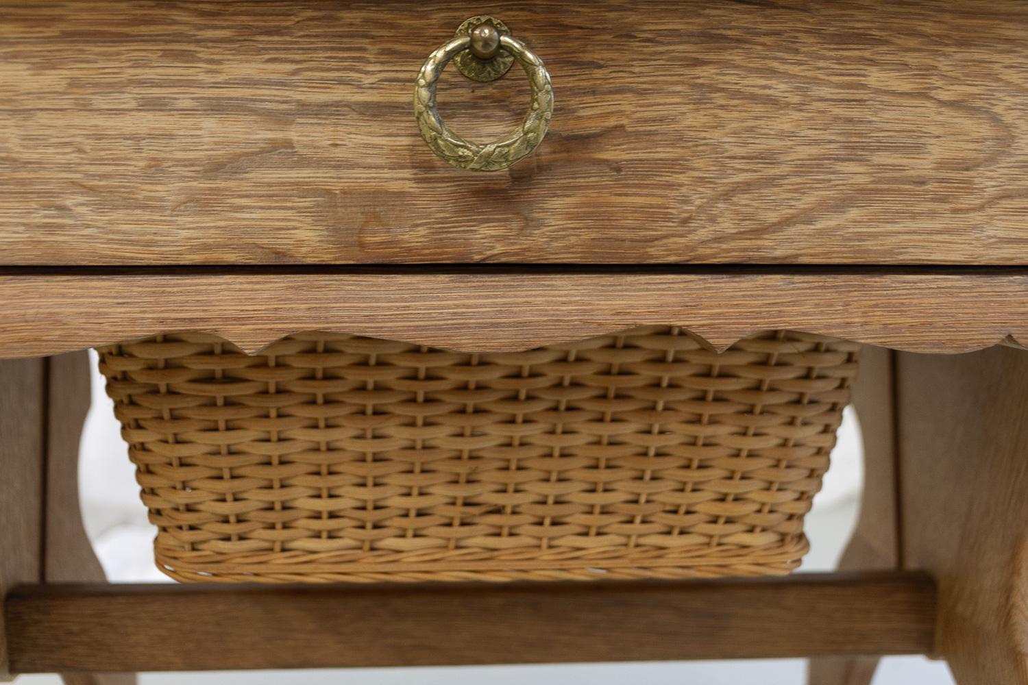 Table basse ou table à coudre danoise en chêne et rotin, années 1970 en vente 7