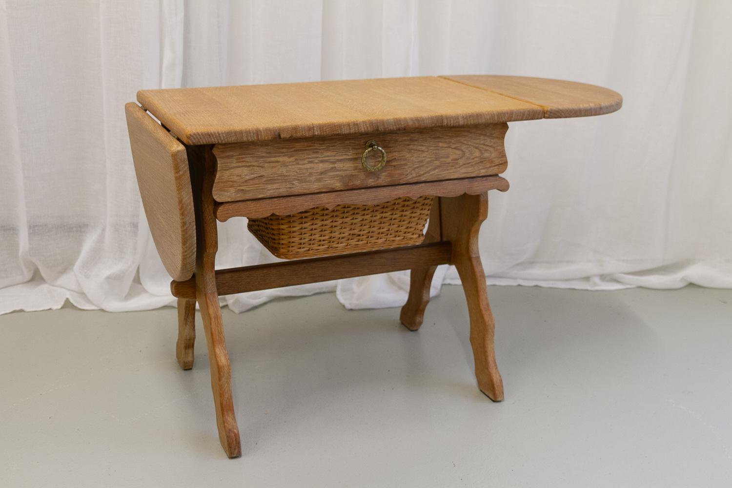Table basse ou table à coudre danoise en chêne et rotin, années 1970 en vente 9