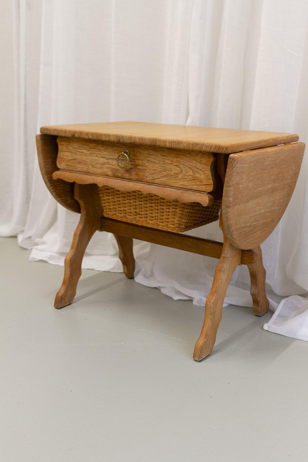 Scandinave moderne Table basse ou table à coudre danoise en chêne et rotin, années 1970 en vente