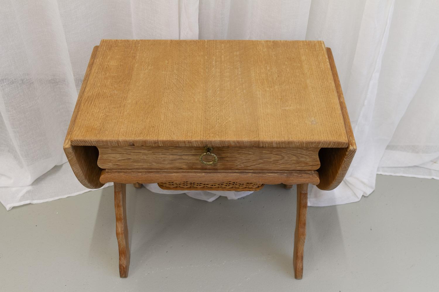 Danois Table basse ou table à coudre danoise en chêne et rotin, années 1970 en vente