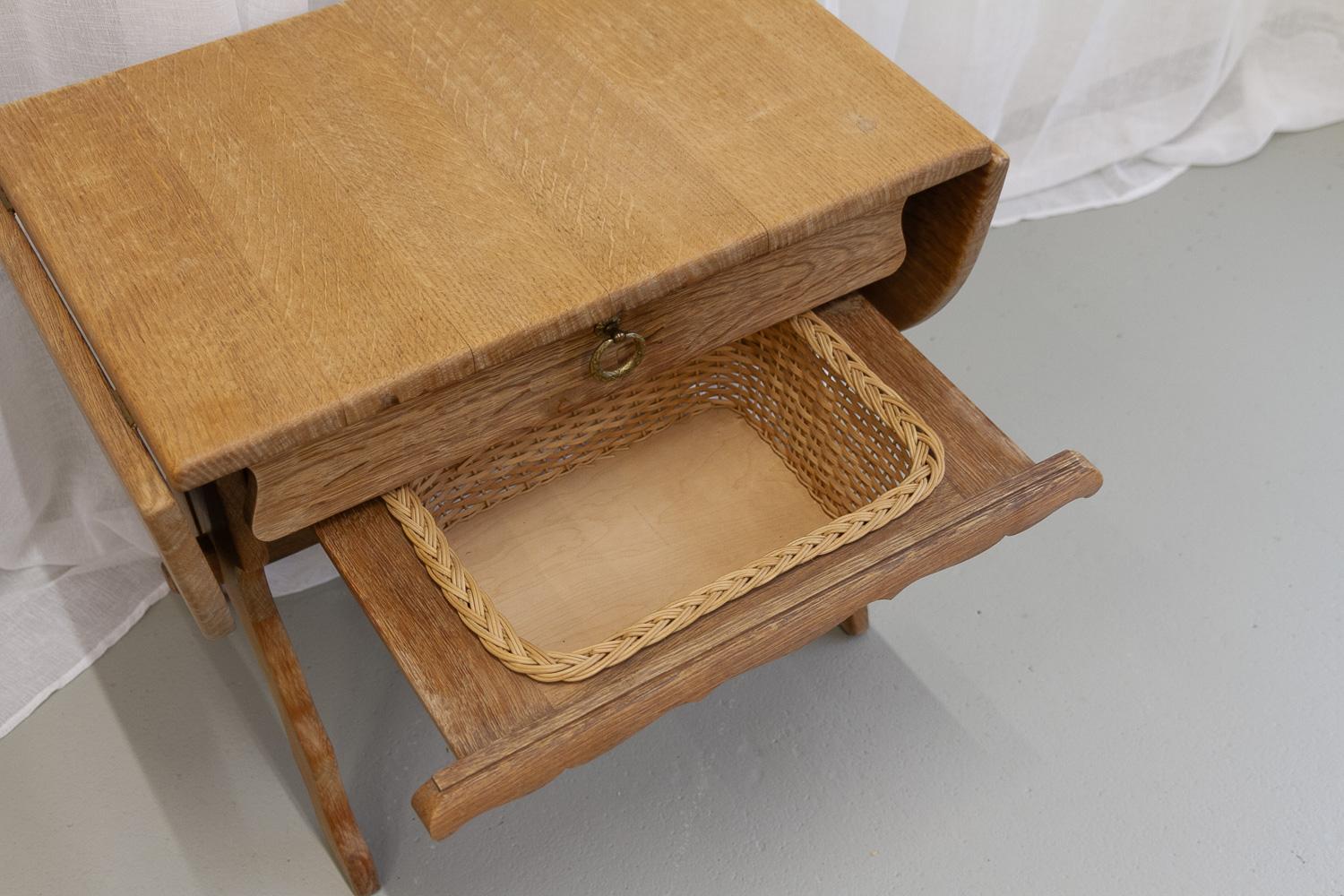 Table basse ou table à coudre danoise en chêne et rotin, années 1970 Bon état - En vente à Asaa, DK