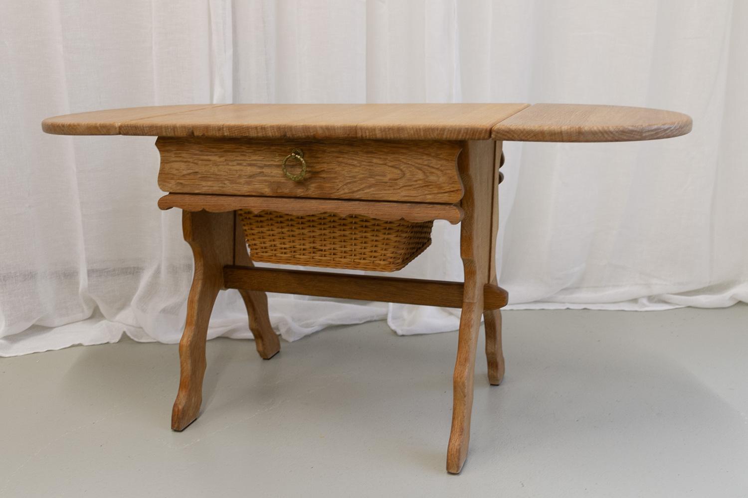 Table basse ou table à coudre danoise en chêne et rotin, années 1970 en vente 2
