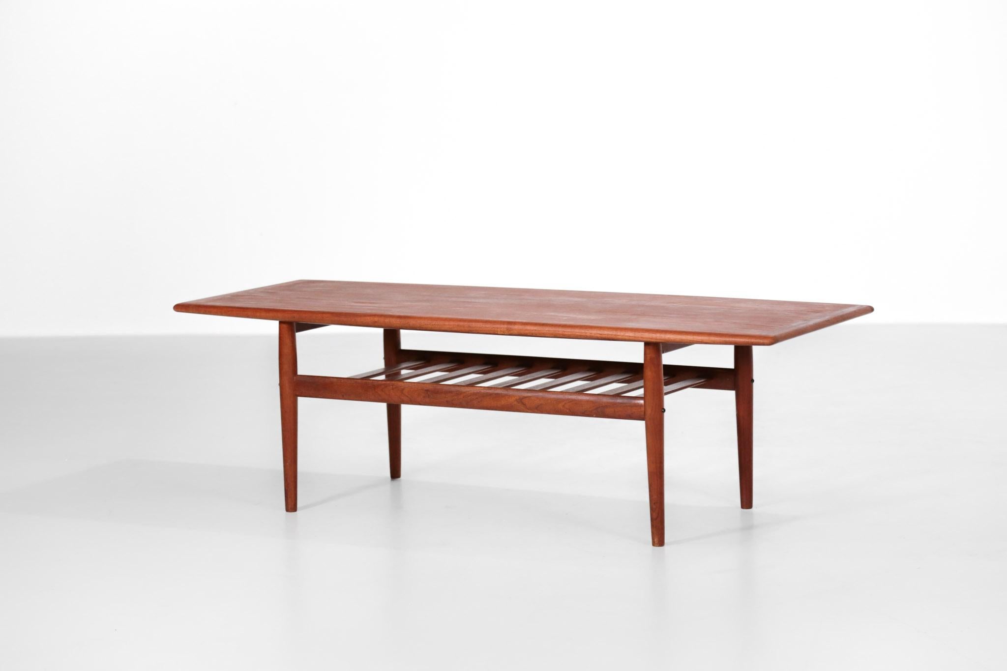 Nice Scandinavian coffee table designed by Grete Jalk for Glostrup.
Made of teak.