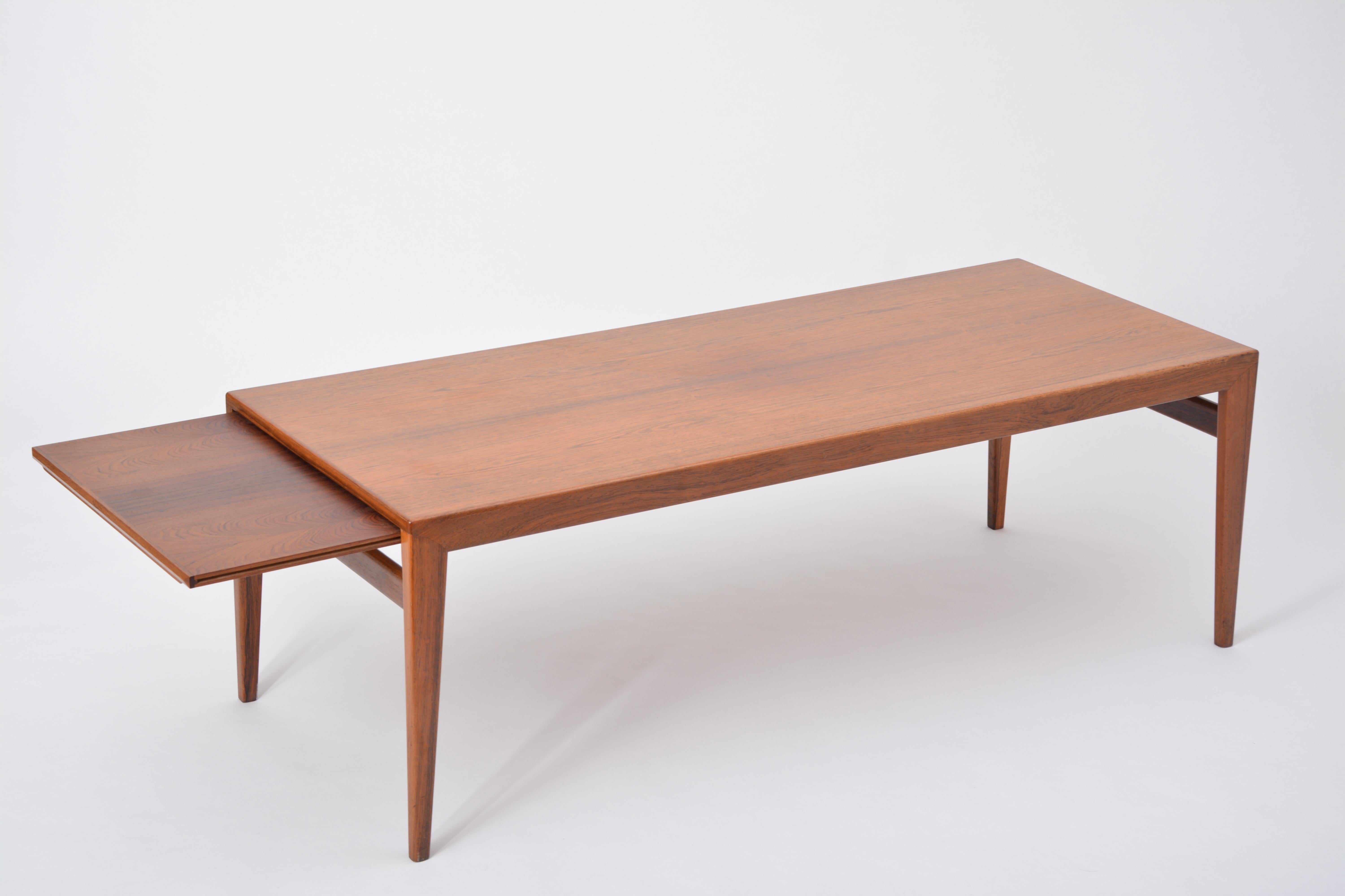 Extendable Danish Mid-Century Modern coffee table by Johannes Andersen

This coffee table is made of wood and features two extensions. One of the extension features a formica top. It was designed by Johannes Andersen in the 1960s and produced by