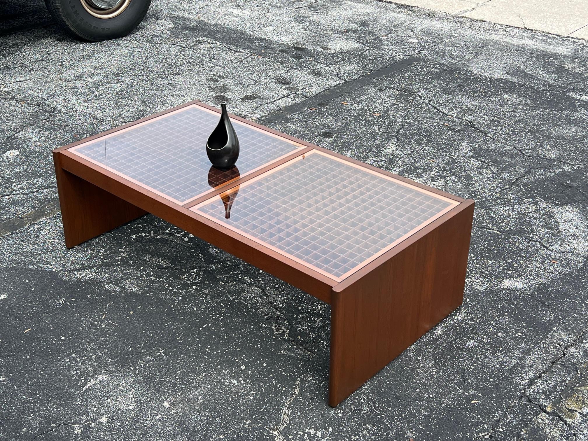 Ein klassischer dänischer moderner Couchtisch aus den 1960er Jahren. Hergestellt aus Teak/Glas mit Gittereinsätzen. Sehr moderner Stil, der sich mit verschiedenen Interieurs kombinieren lässt.