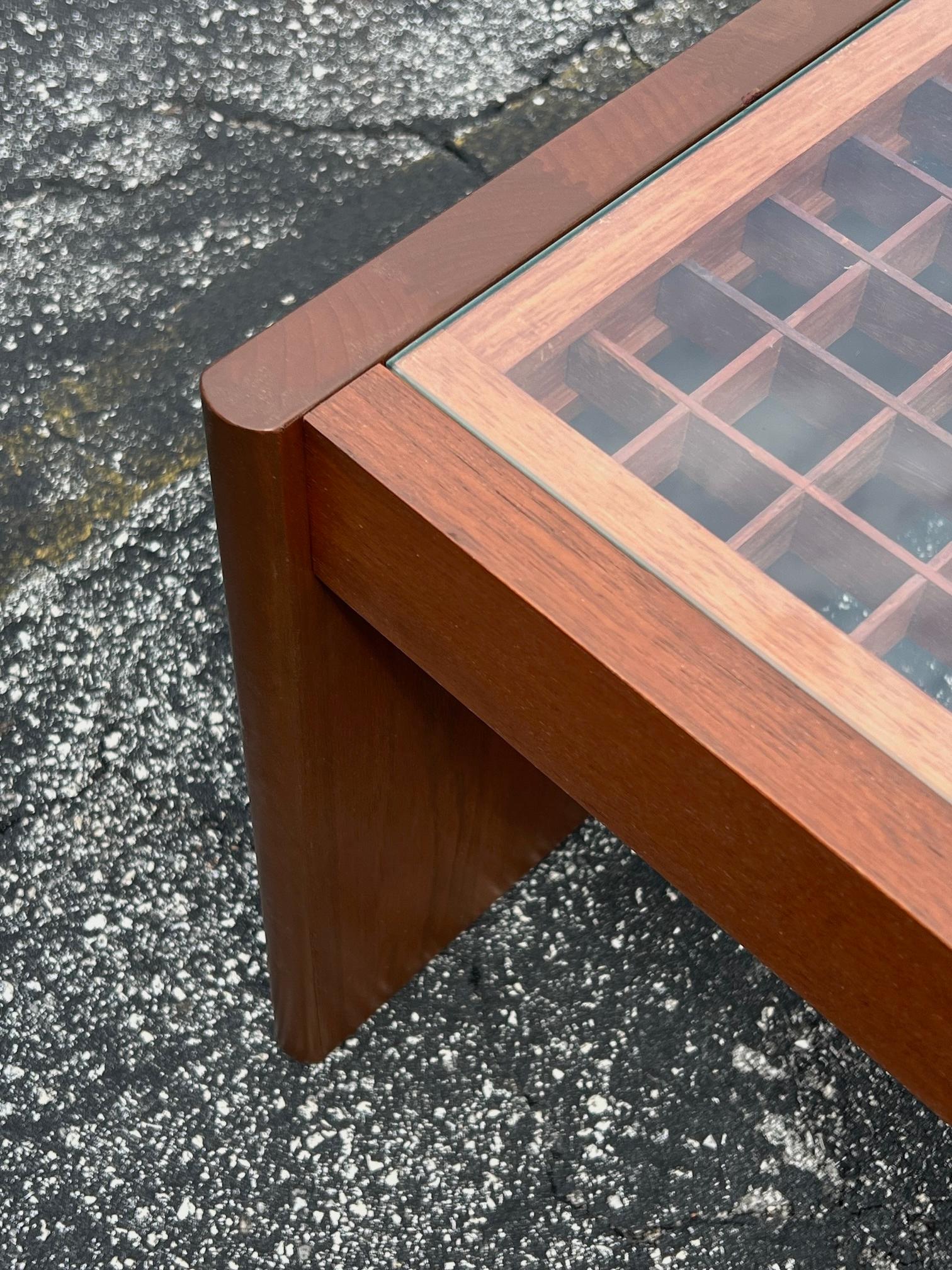 Dänischer Couchtisch aus Teakholz und Glas von Komfort Ca' 1960er Jahre (Mitte des 20. Jahrhunderts) im Angebot