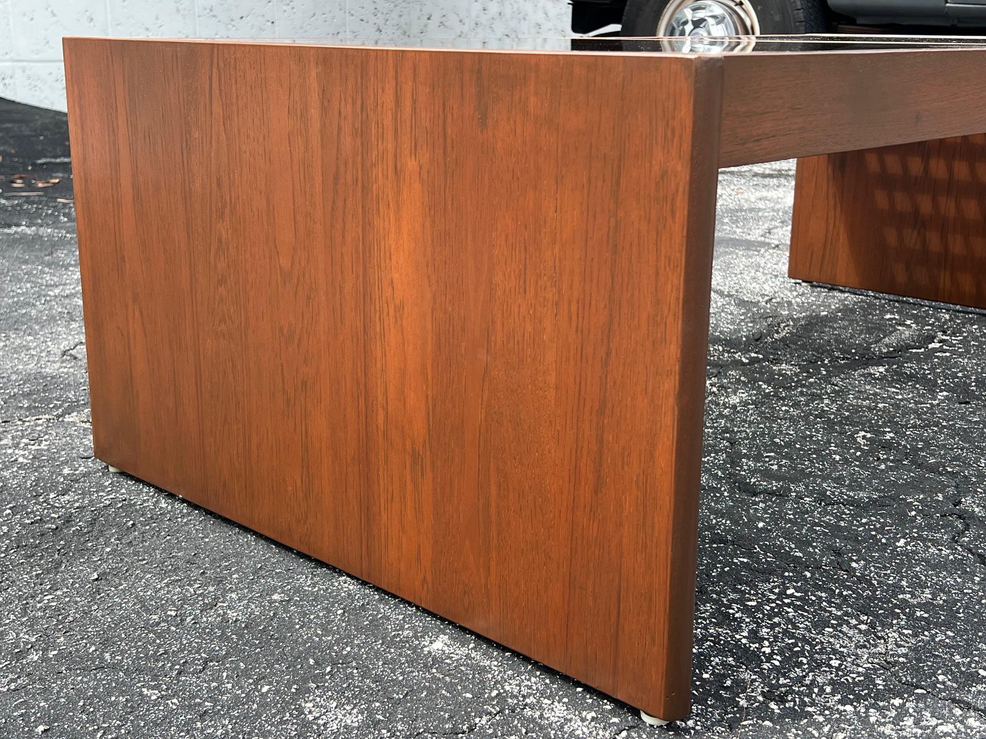 Dänischer Couchtisch aus Teakholz und Glas von Komfort Ca' 1960er Jahre im Angebot 1
