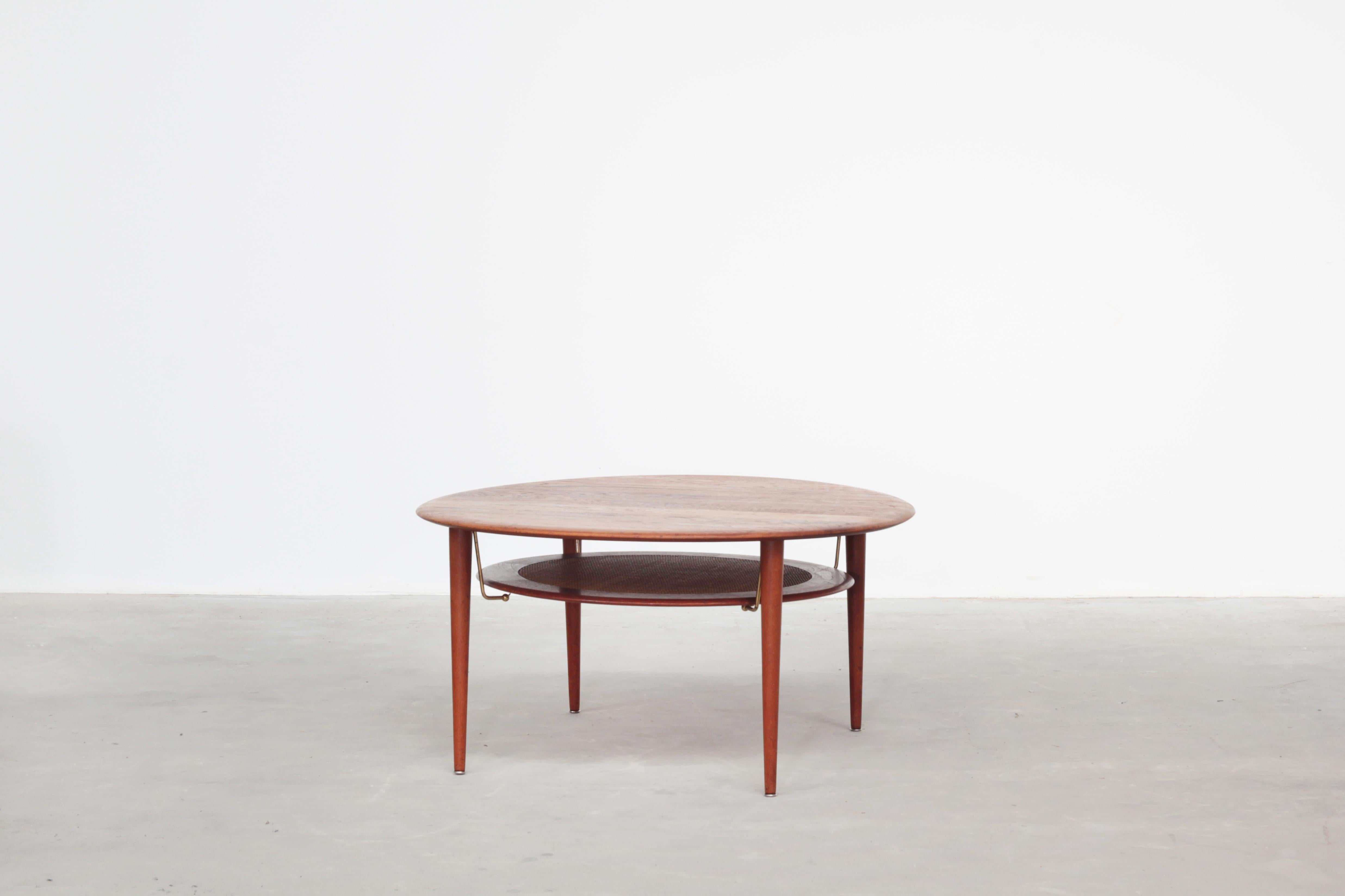 Very beautiful coffee table designed by Peter Hvidt & Orla Mølgaard Nielsen in teak wood and produced by France & Søn in the late 1960s.
The table is in great condition with just little signs of usage.