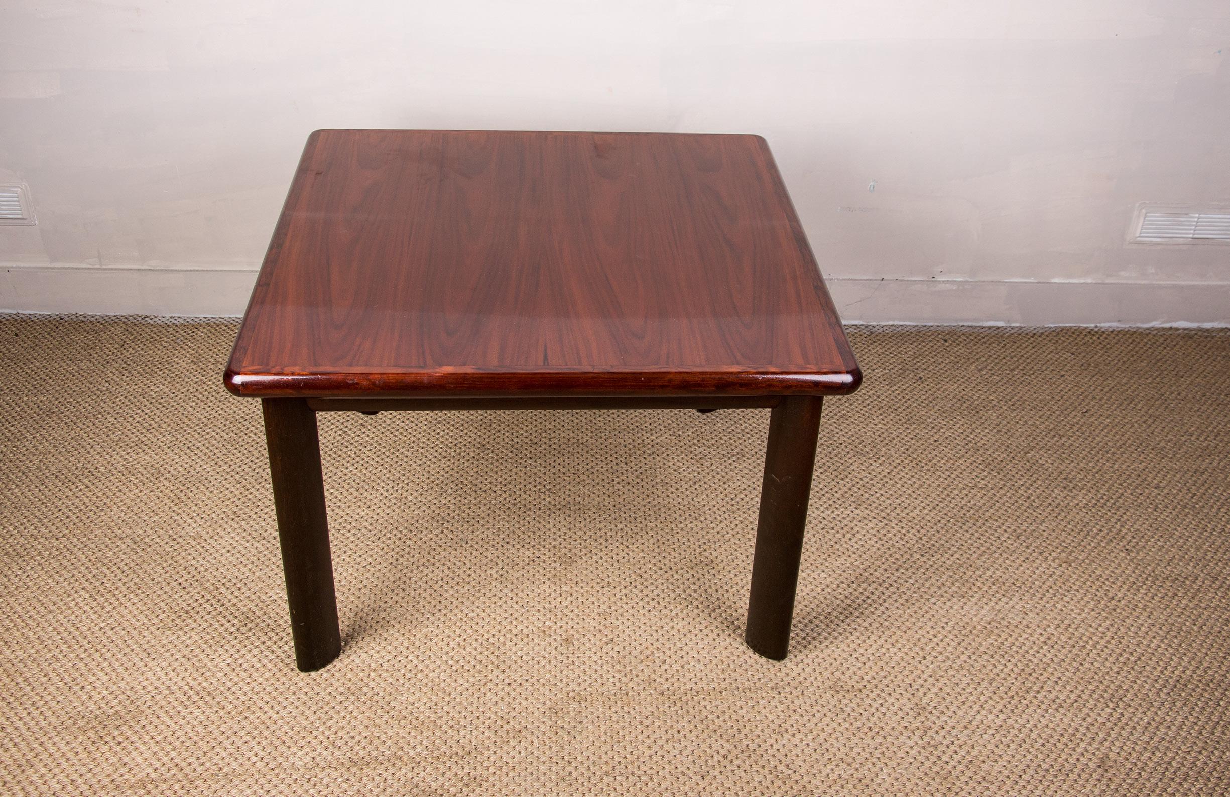 Elegant square-shaped coffee table with clean lines. Manufacture of very good quality.
