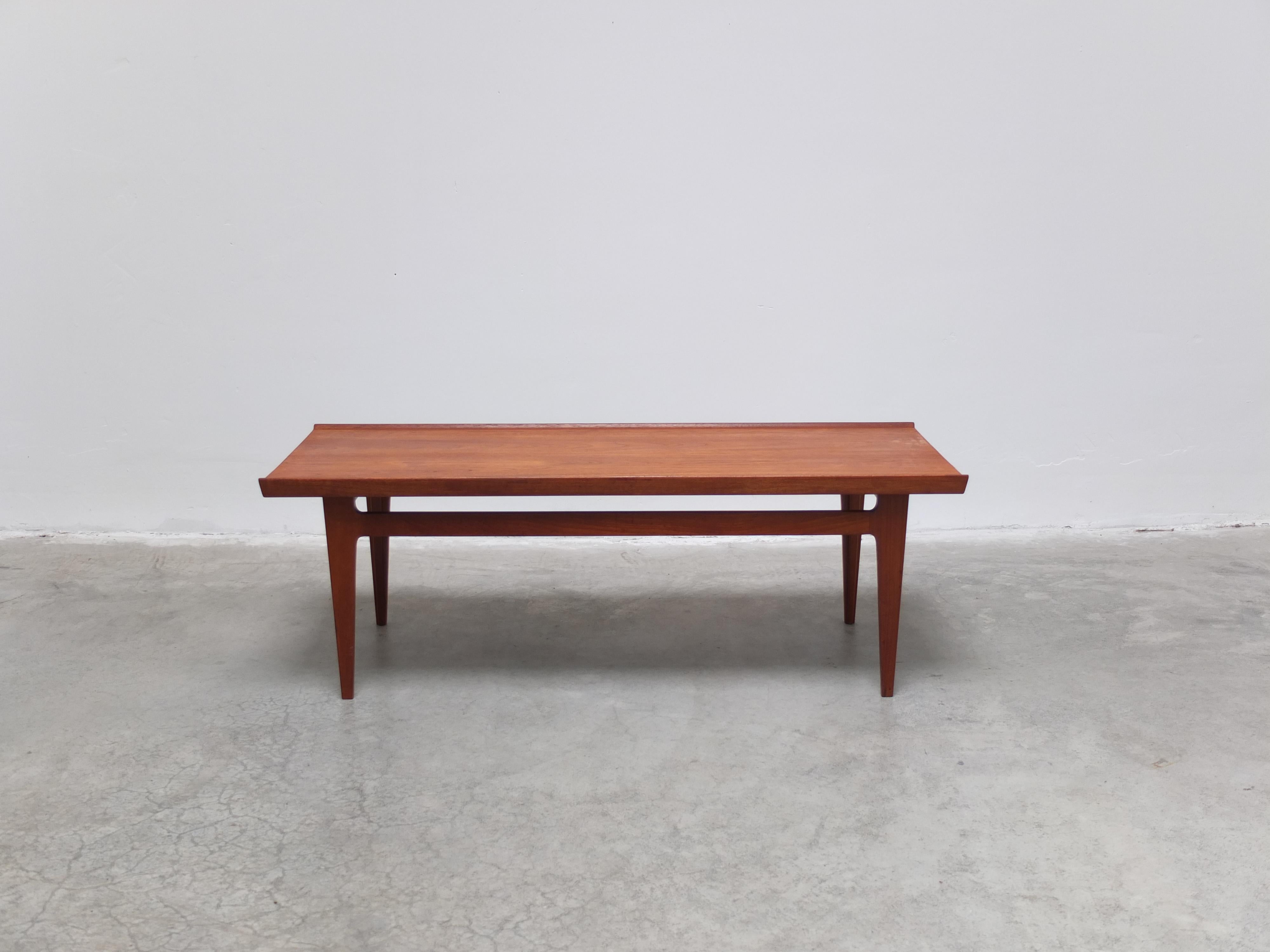 Rechteckiger Couchtisch aus der Serie '500', entworfen von Finn Juhl um 1962. Gefertigt aus massivem Teakholz mit schönen Details wie dem erhöhten Rand und den skulpturalen Beinen. Produziert von France und Son in Dänemark.