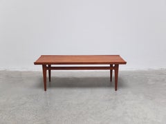 Mesa de centro danesa de teca maciza de Finn Juhl para France & Son, años 60