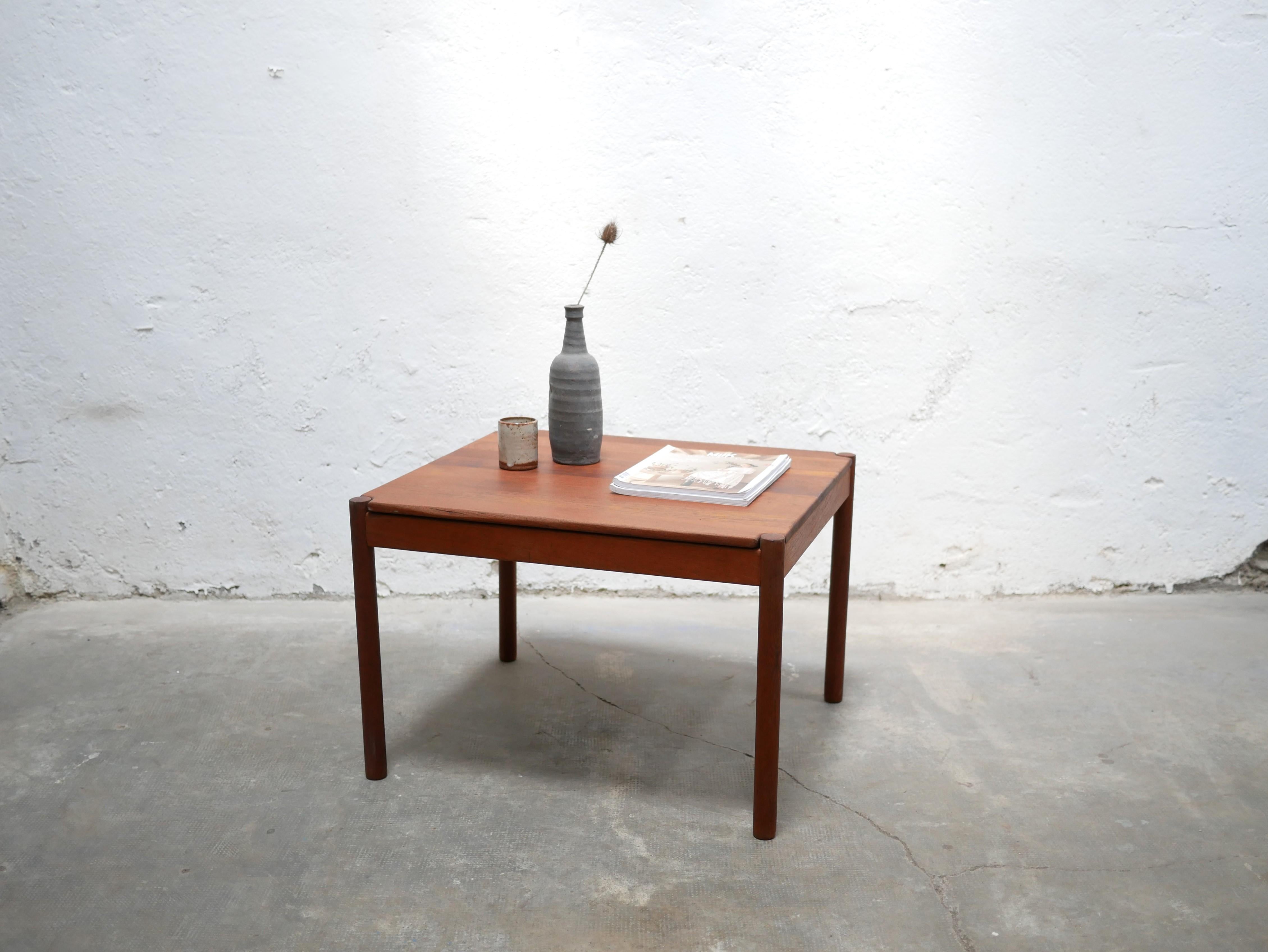 Table basse en teck produite au Danemark par Magnus Olesen A/S Durup dans les années 1960.

Ses lignes simples et harmonieuses et sa couleur lumineuse lui apportent beaucoup de charme et de douceur.
Il sera parfait dans le salon, dans une décoration