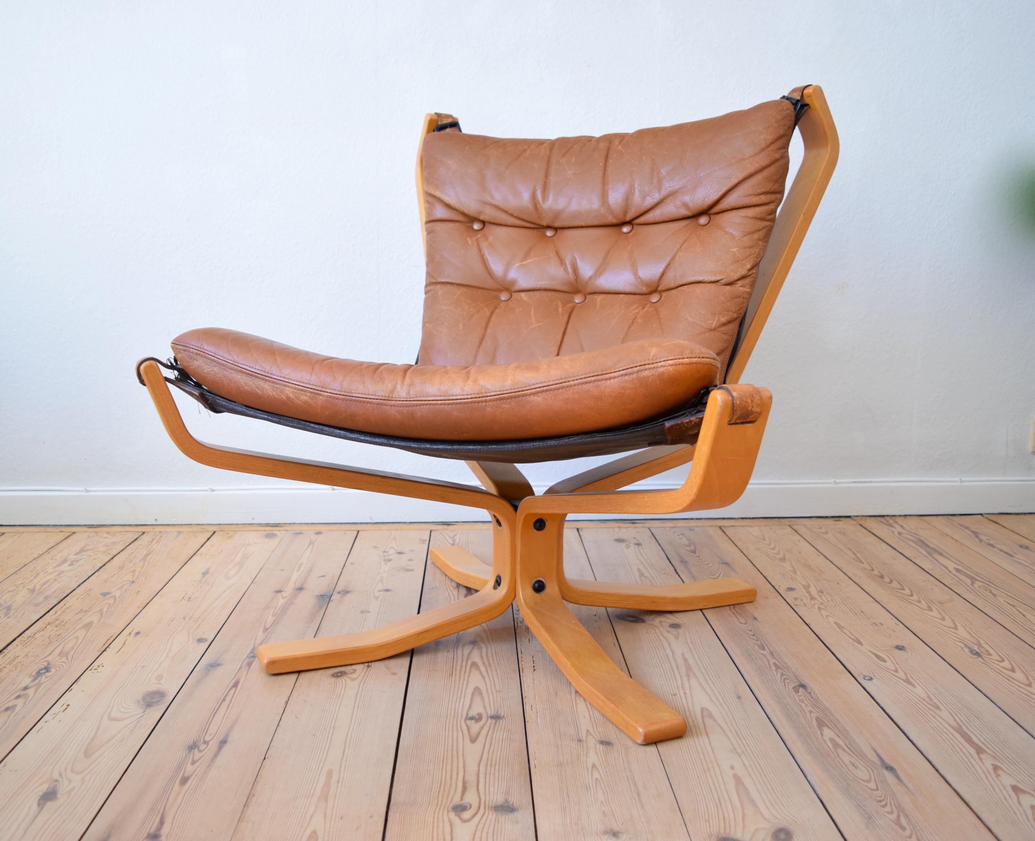 Cognac falcon chair designed by Sigurd Ressel and manufactured in Denmark in the 1970s. This chair features a cognac leather cushion which sits in place on the harness by means of a zip and velcro. The harness is supported on a bent beechwood frame.
