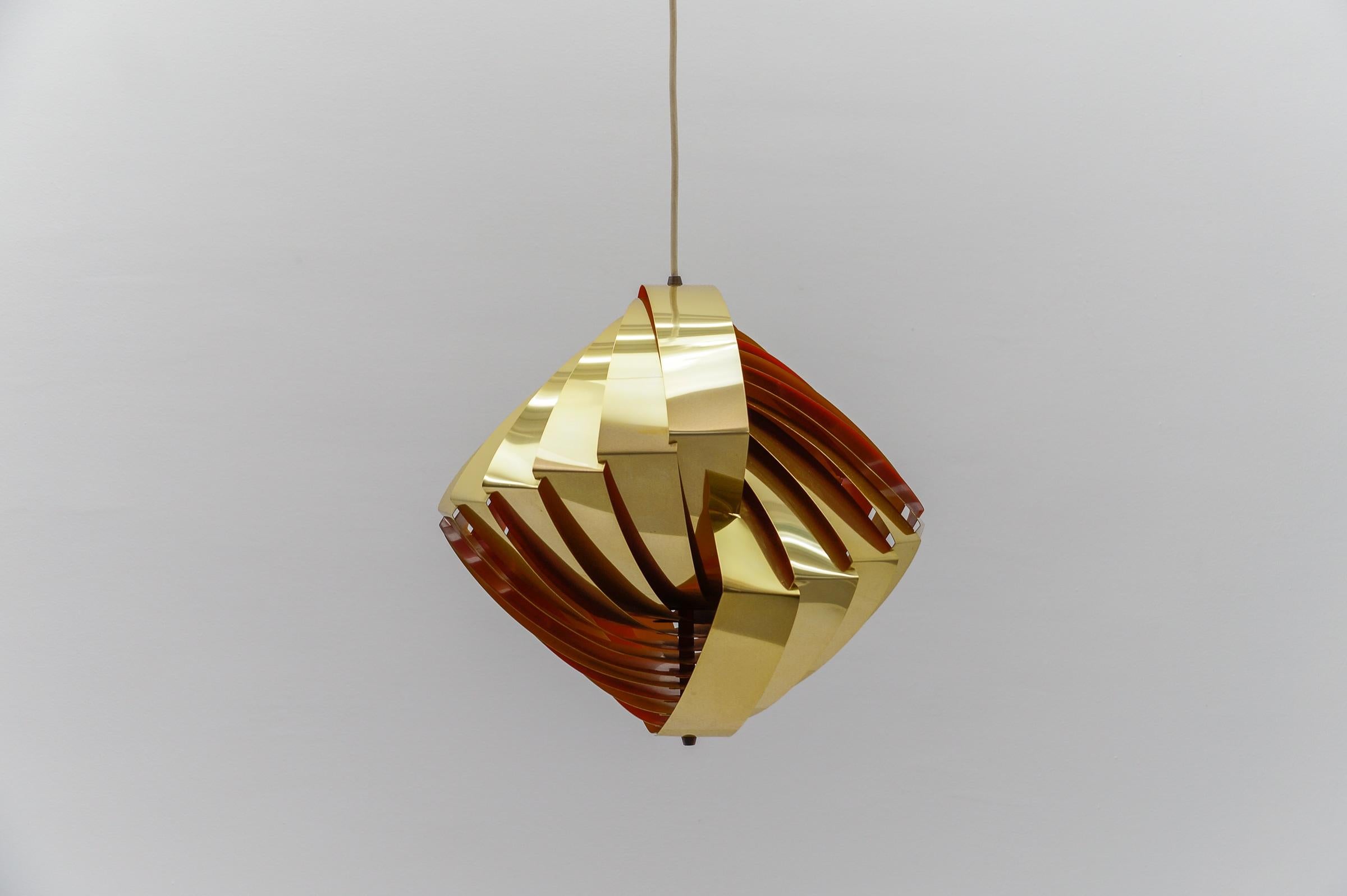 Lampada a sospensione a conchiglia danese di Louis Weisdorf per Lyfa, 1960 Danimarca

L'altezza totale è attualmente di 100 cm, ma possiamo accorciare l'asta a 50 cm per te.

I soliti leggeri segni di usura e una bella patina.

La lampada è dotata