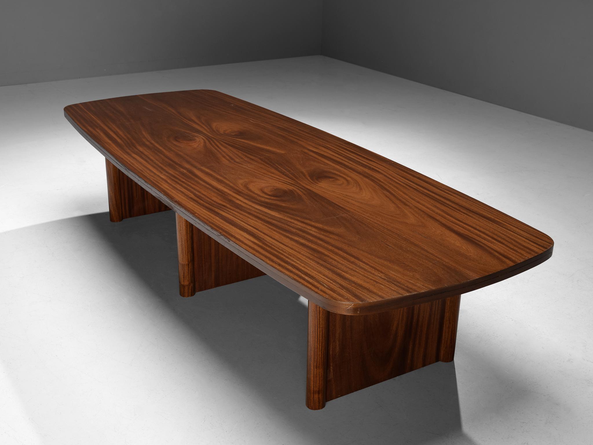 Dining or conference table, walnut, Denmark, 1960s

Beautiful and moody table, made in Denmark in the 1960s. This table has an impressive size and is therefore suitable for the larger dining or conference area. The boat-shaped top is executed in