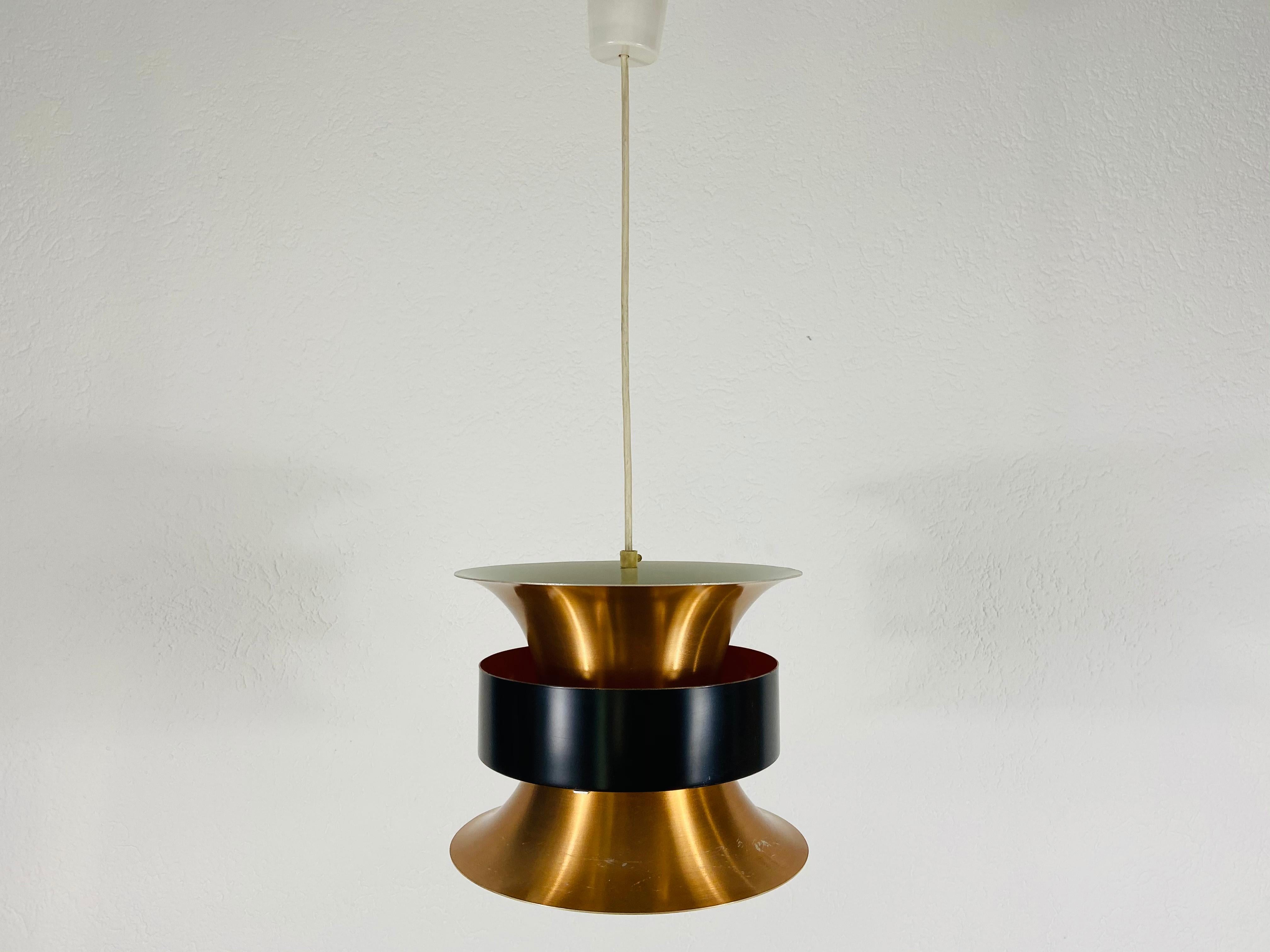 Mid-Century Modern Lampe à suspension danoise en cuivre et noir, années 1960 en vente