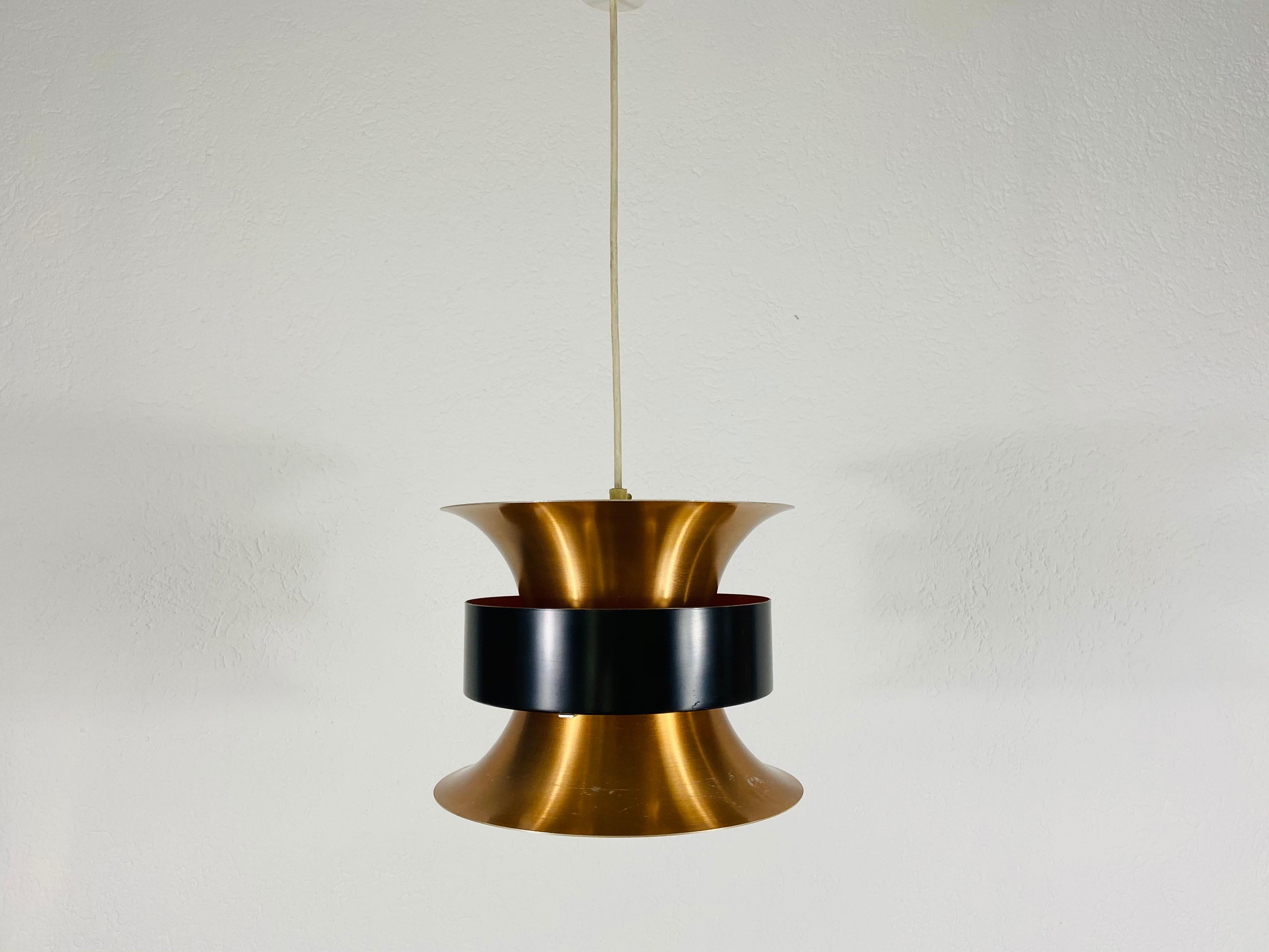 Lampe à suspension danoise en cuivre et noir, années 1960 Bon état - En vente à Hagenbach, DE