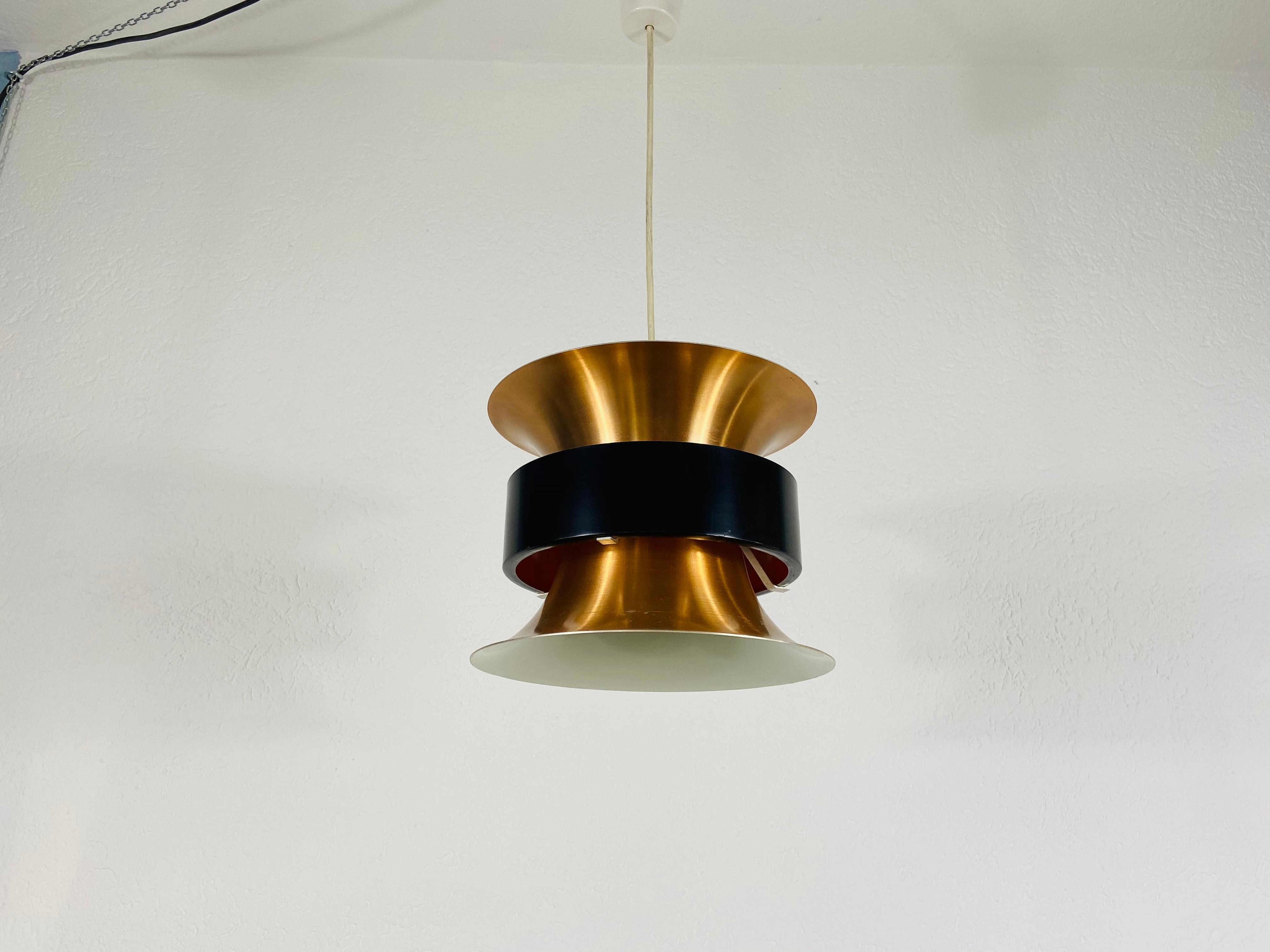 Milieu du XXe siècle Lampe à suspension danoise en cuivre et noir, années 1960 en vente