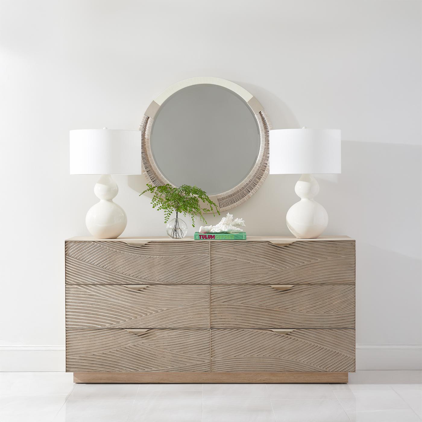 Ce miroir rond saisissant présente des accents métalliques subtils et un design parfaitement équilibré, ce qui en fait un point focal élégant pour les espaces contemporains.

D'une largeur d'un peu plus d'un mètre, ce miroir artisanal exsude la