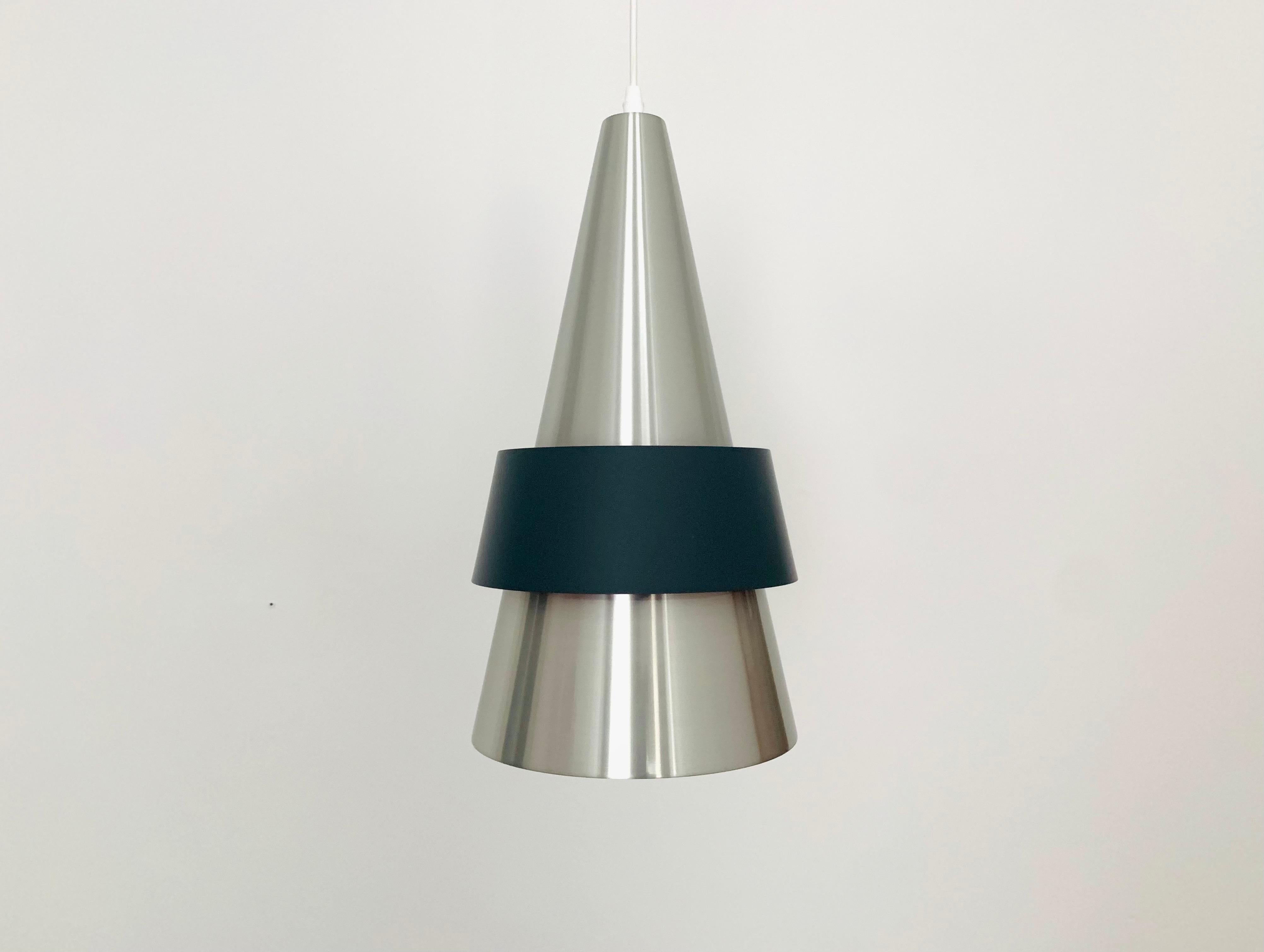 Très belle lampe suspendue Corona de Fog et Morup datant des années 1960.
La disposition des lamelles et le design des couleurs créent une atmosphère lumineuse très agréable.
Le design/One est d'une beauté et d'une modernité