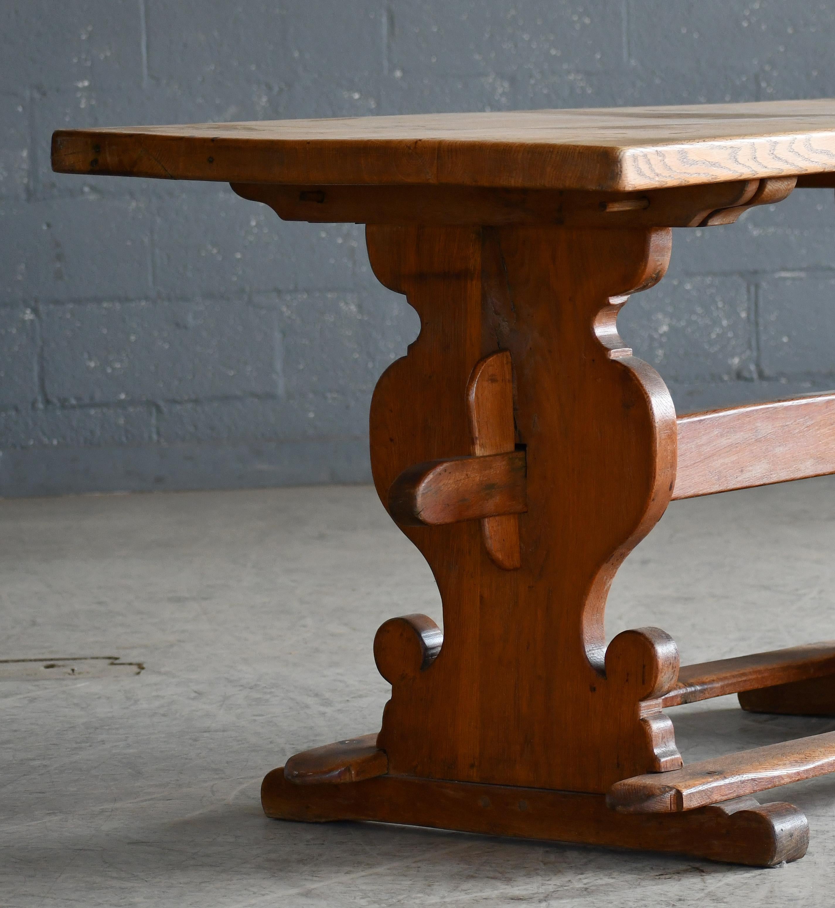 Danish Country or Provence Style Dining Table in Solid Oak, ca 1900 In Good Condition In Bridgeport, CT