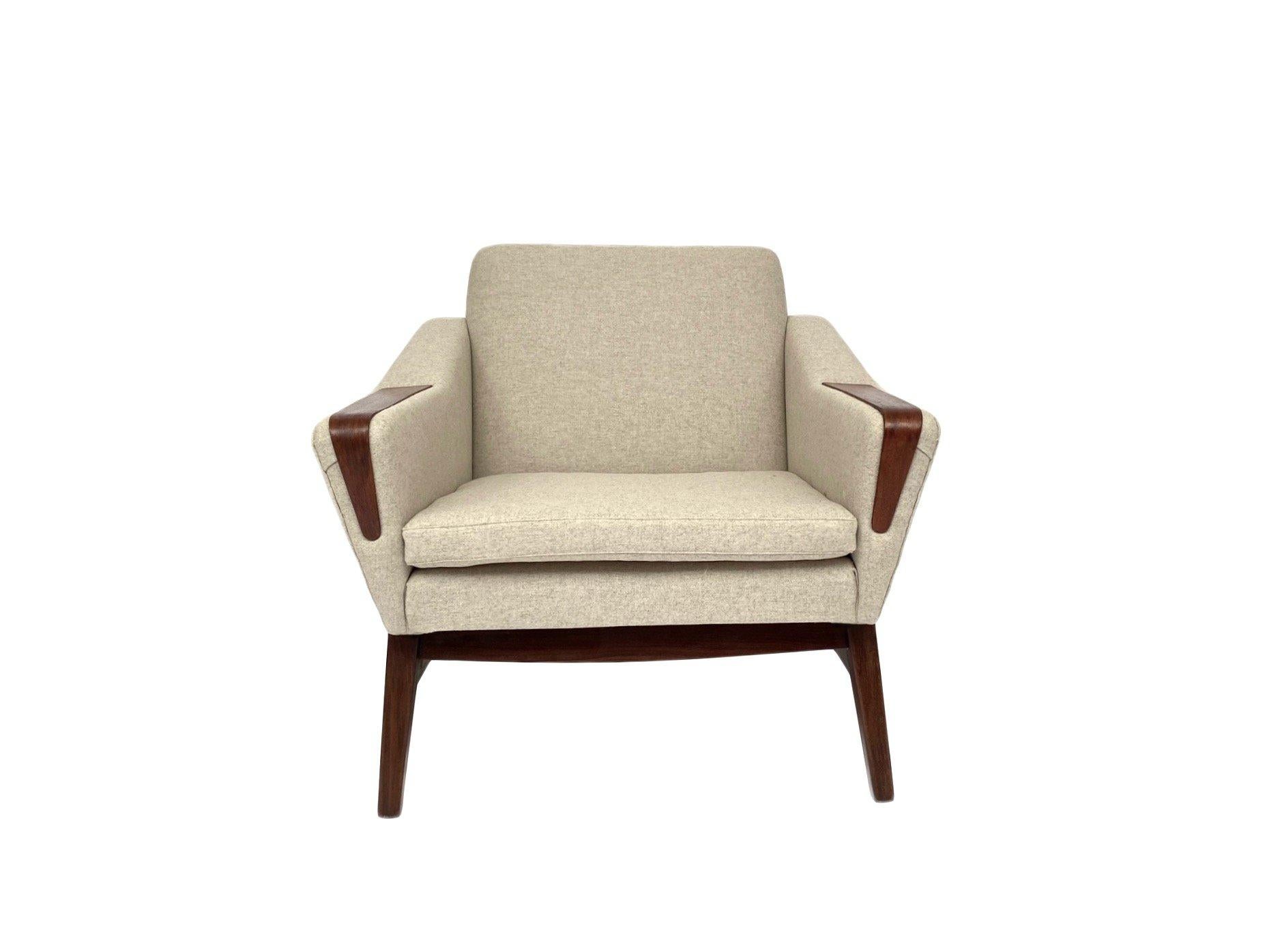 Ce magnifique fauteuil danois en laine crème et en teck constitue un ajout élégant à tout espace de vie ou de travail.

La chaise est dotée d'une large assise et d'un dossier rembourré pour un meilleur confort. Un meuble scandinave classique qui