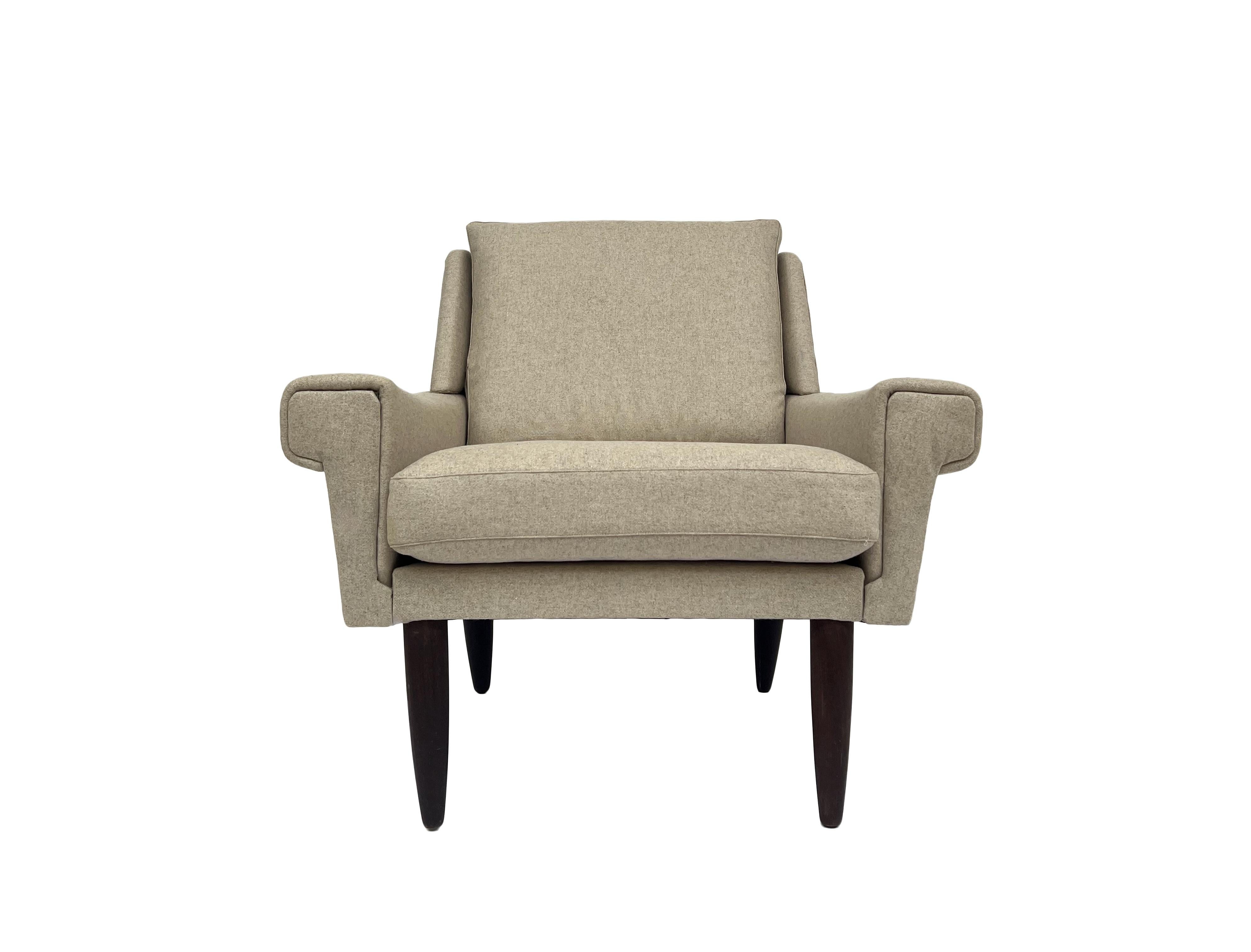 Dieser schöne Sessel aus cremefarbener dänischer Wolle und Teakholz ist eine stilvolle Ergänzung für jeden Wohn- oder Arbeitsbereich.

Der Stuhl hat eine breite Sitzfläche und eine gepolsterte Rückenlehne für mehr Komfort. Ein markantes Stück