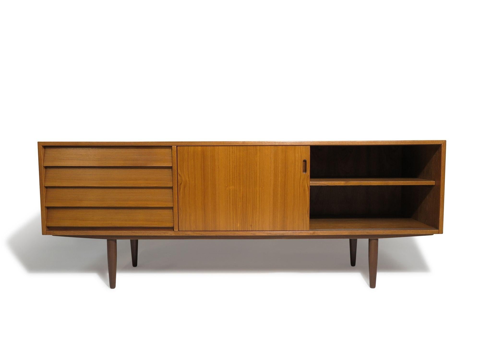 Aparador danés diseñado por Hans Olsen para Bramin Møbelfabrik, Dinamarca. Danés en venta