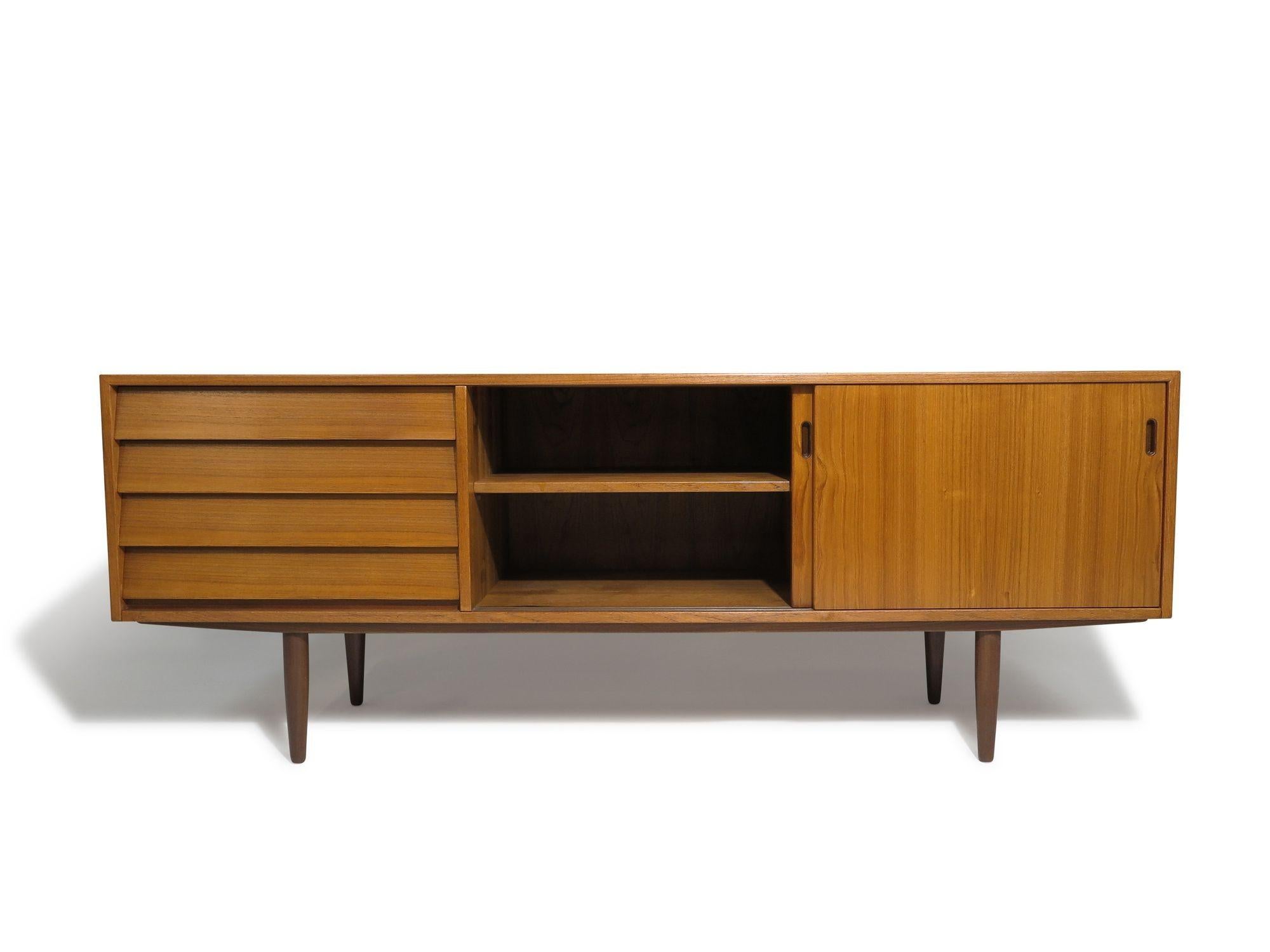Aparador danés diseñado por Hans Olsen para Bramin Møbelfabrik, Dinamarca. Aceitado en venta