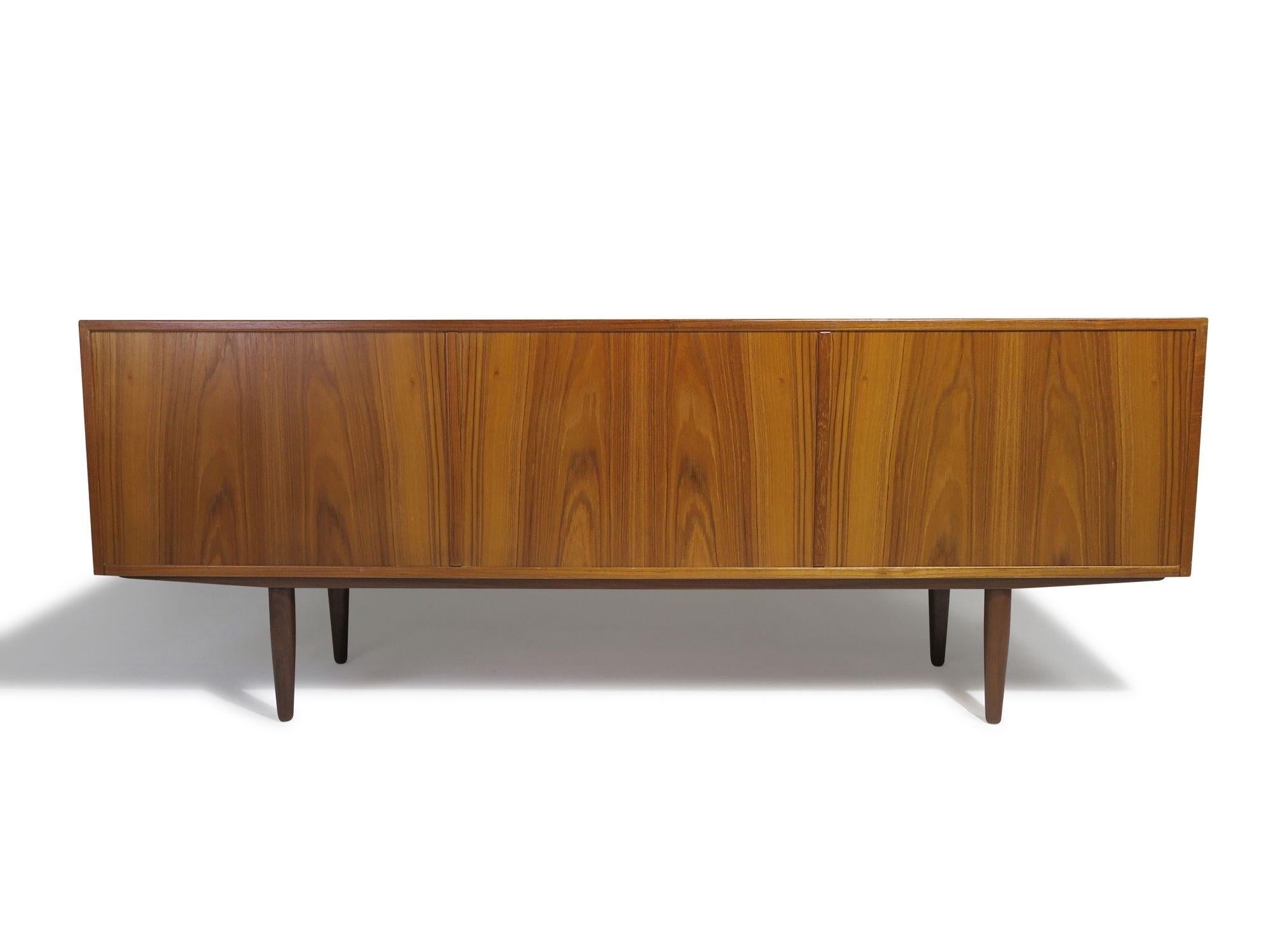 Aparador danés diseñado por Hans Olsen para Bramin Møbelfabrik, Dinamarca. en Excelente estado para la venta en Oakland, CA