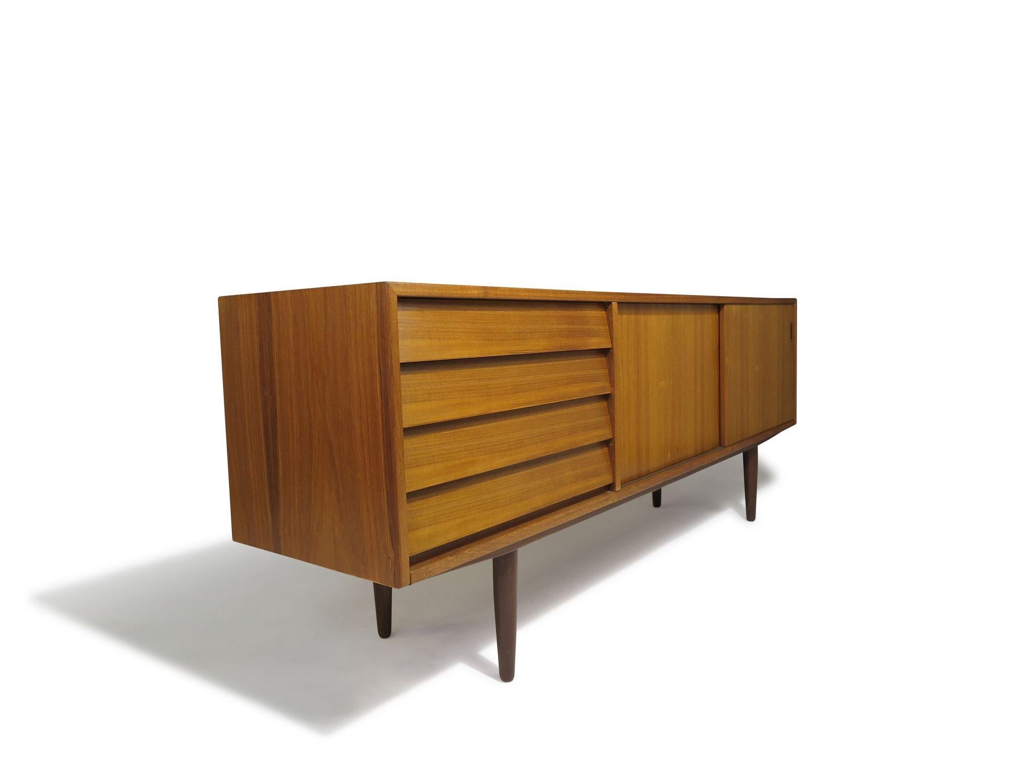 Aparador danés diseñado por Hans Olsen para Bramin Møbelfabrik, Dinamarca. Teca en venta