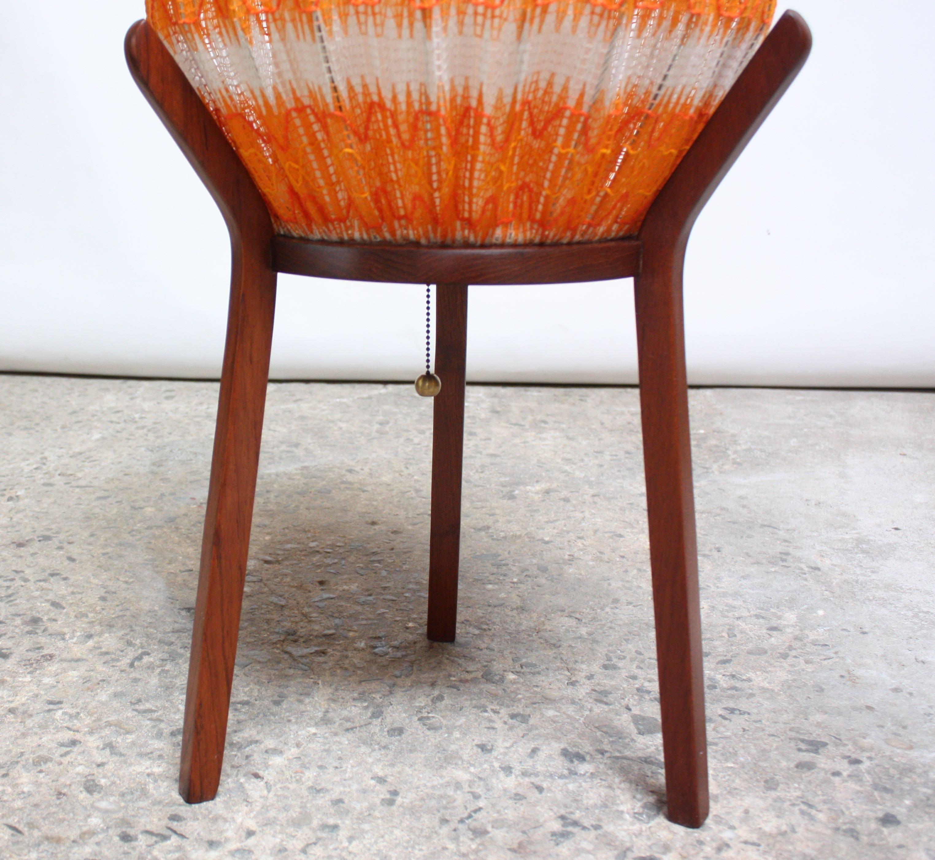Metà XX secolo Lampada danese all'uncinetto su base di teak in arancione in vendita