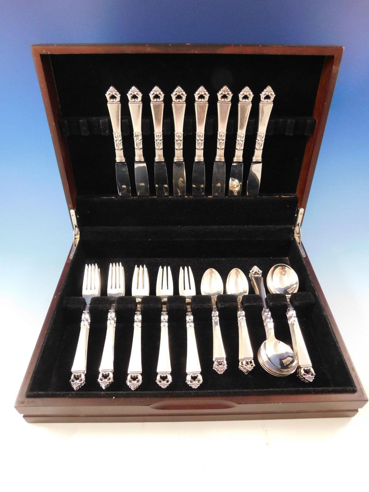 Danish Crown by Frigast Silversmiths of Copenhagen, Denmark sterling silver flatware set of 40 pieces. This set includes:

Eight knives, 8 1/2