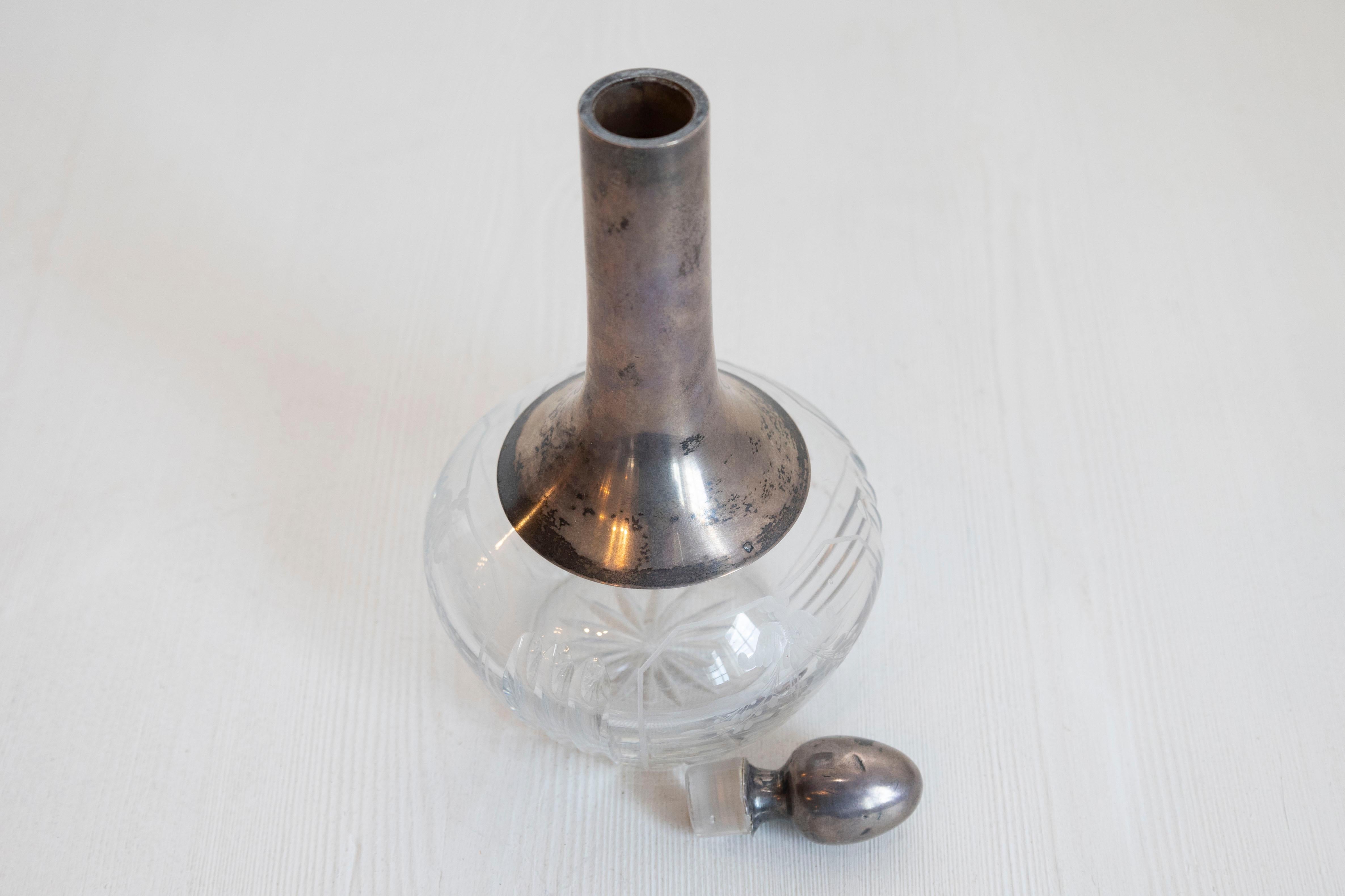 Danese Decanter danese in cristallo e argento con tappo e corpo inciso a forma di fogliame in vendita