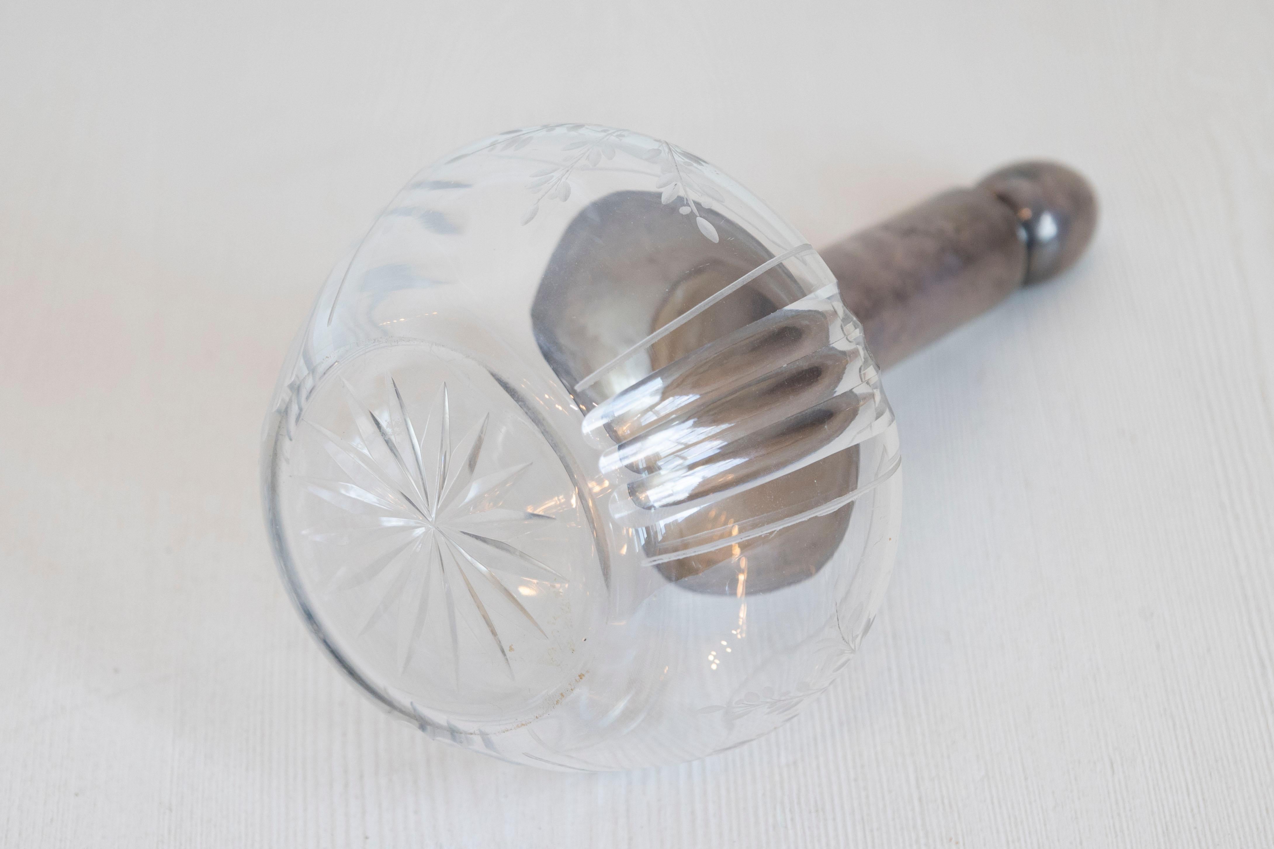 Decanter danese in cristallo e argento con tappo e corpo inciso a forma di fogliame In condizioni buone in vendita a Atlanta, GA