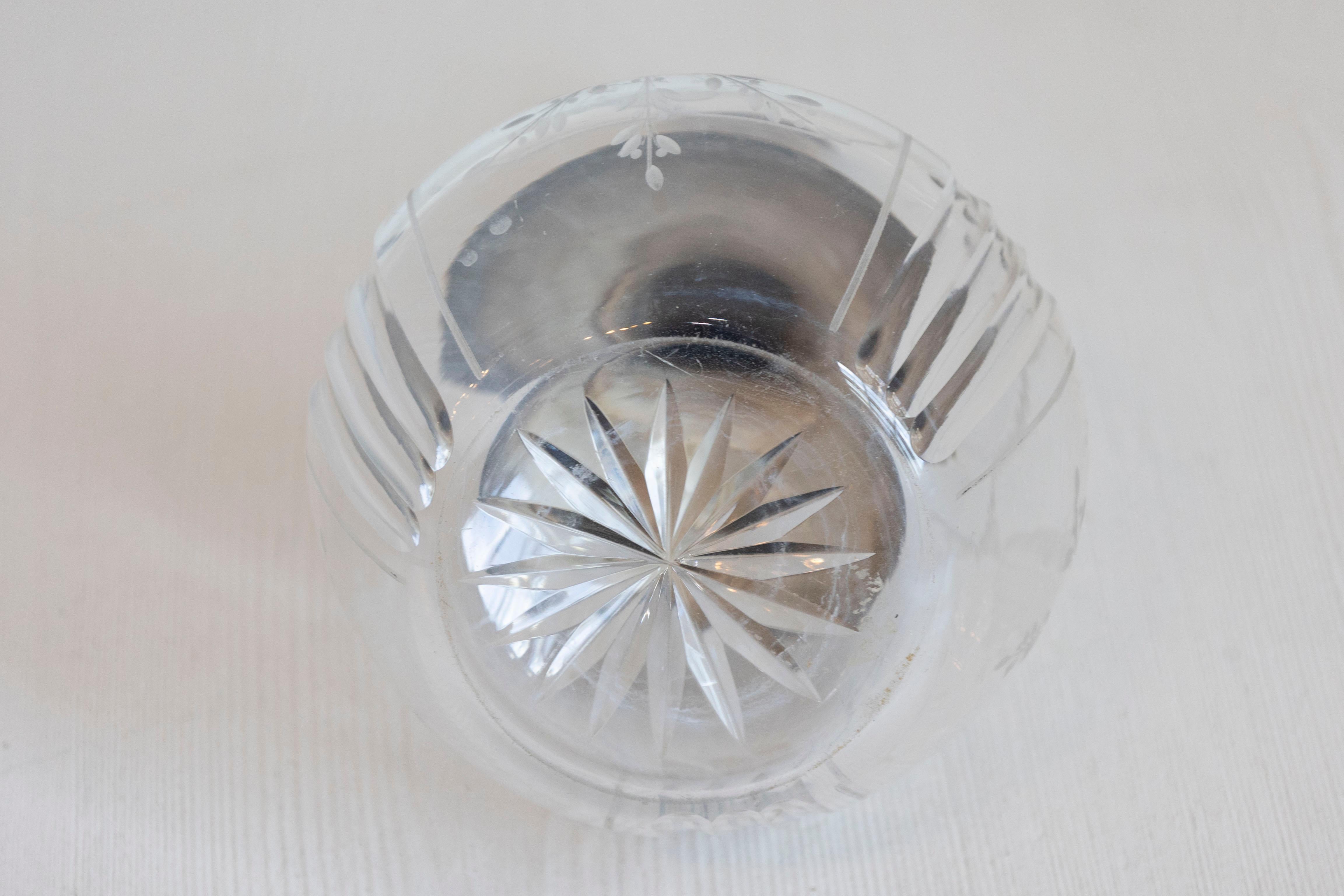 XX secolo Decanter danese in cristallo e argento con tappo e corpo inciso a forma di fogliame in vendita