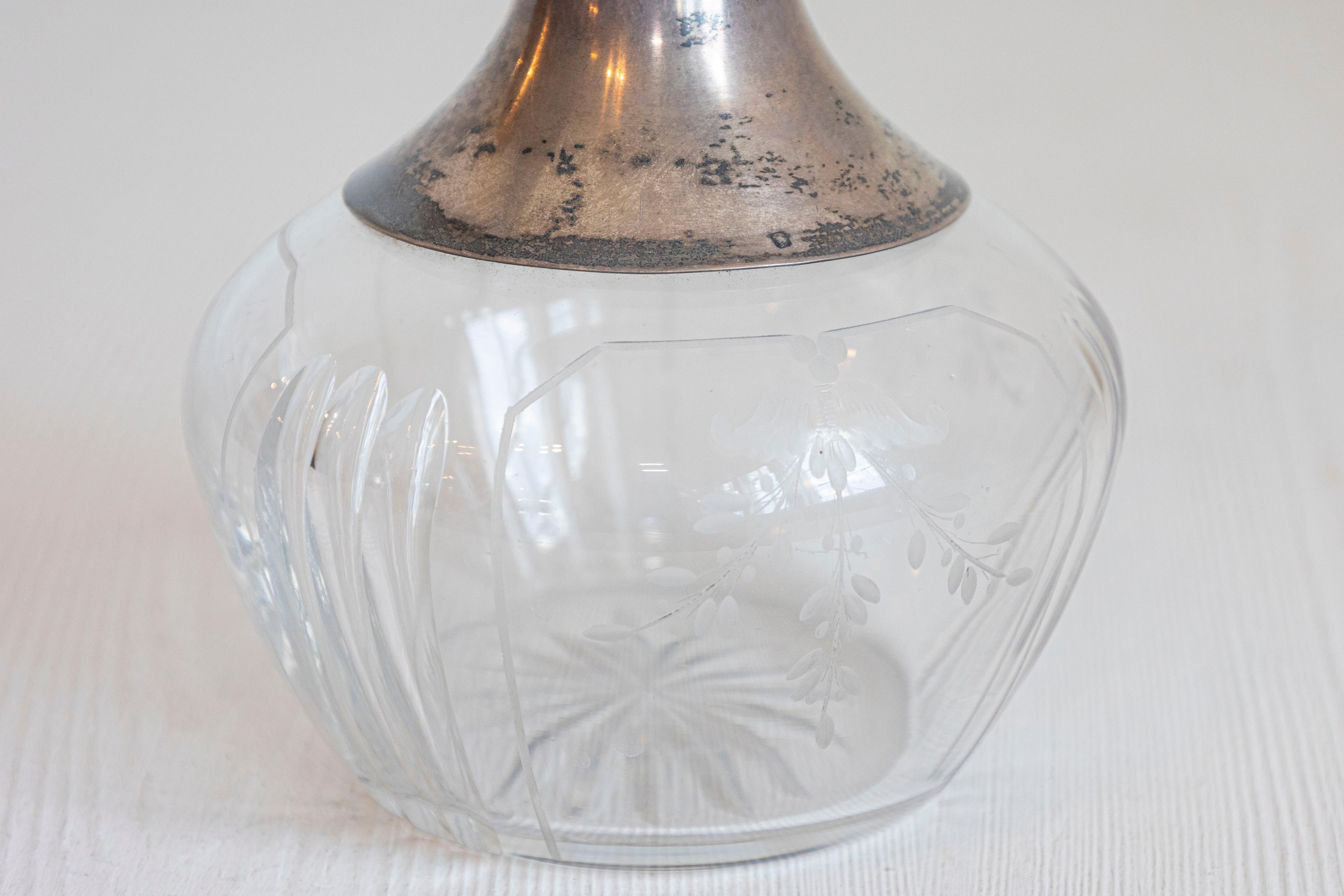 Argento Decanter danese in cristallo e argento con tappo e corpo inciso a forma di fogliame in vendita