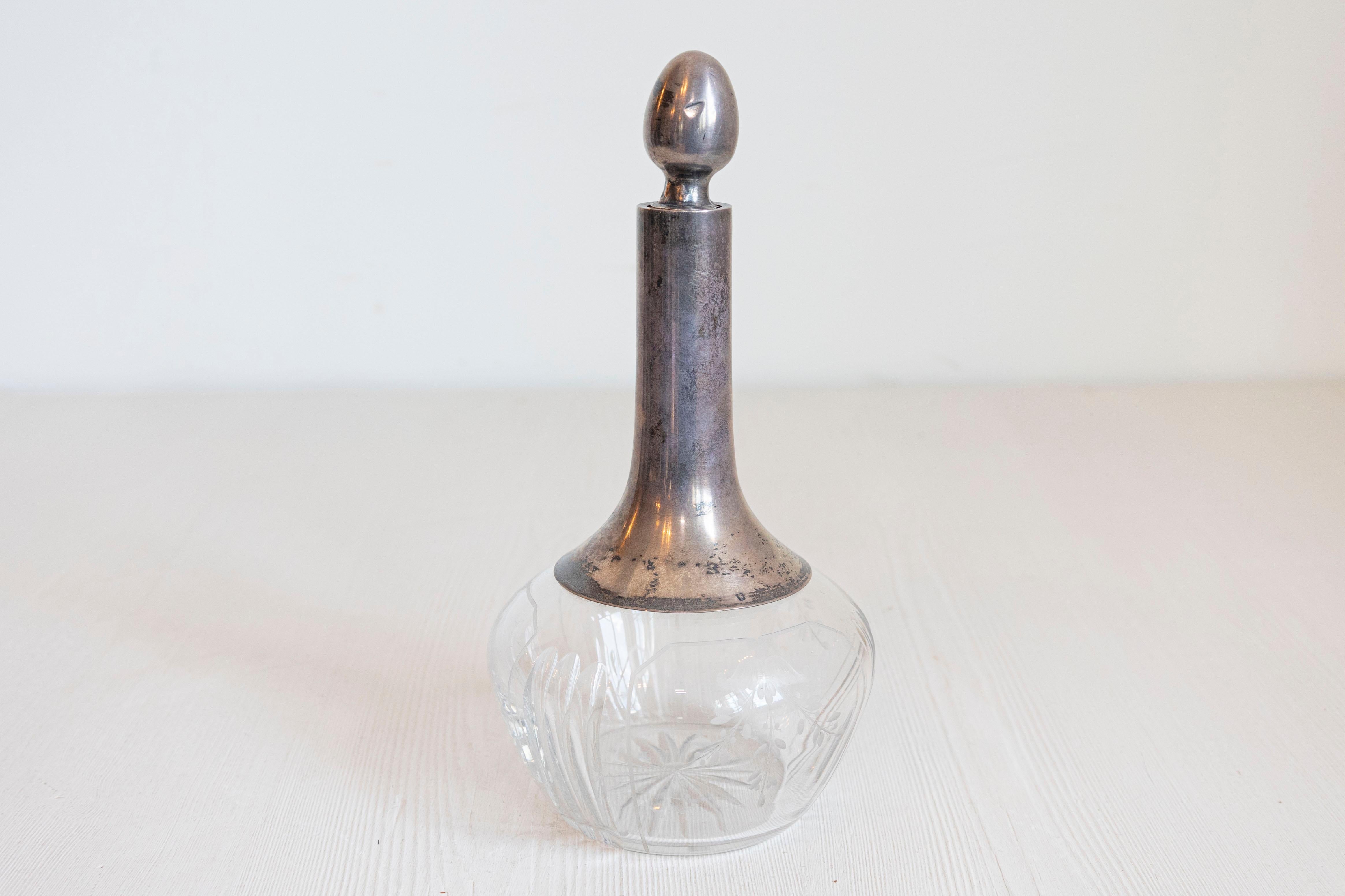 Decanter danese in cristallo e argento con tappo e corpo inciso a forma di fogliame in vendita 1