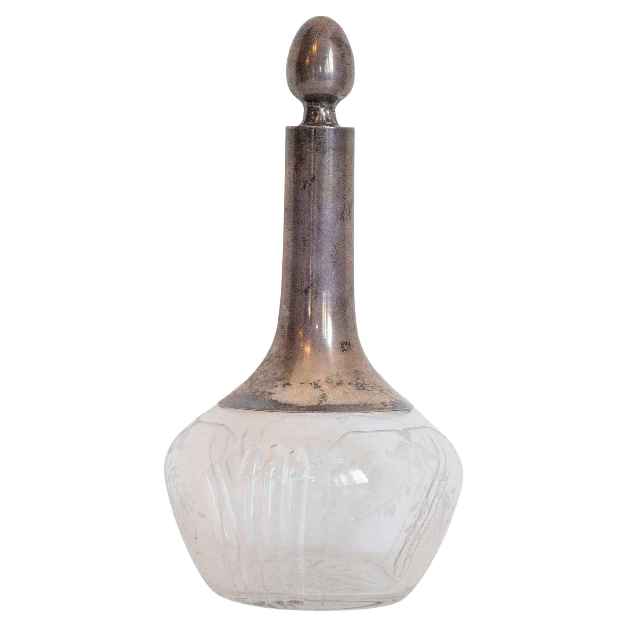 Decantador danés de cristal y plata con tapón y cuerpo grabado de follaje