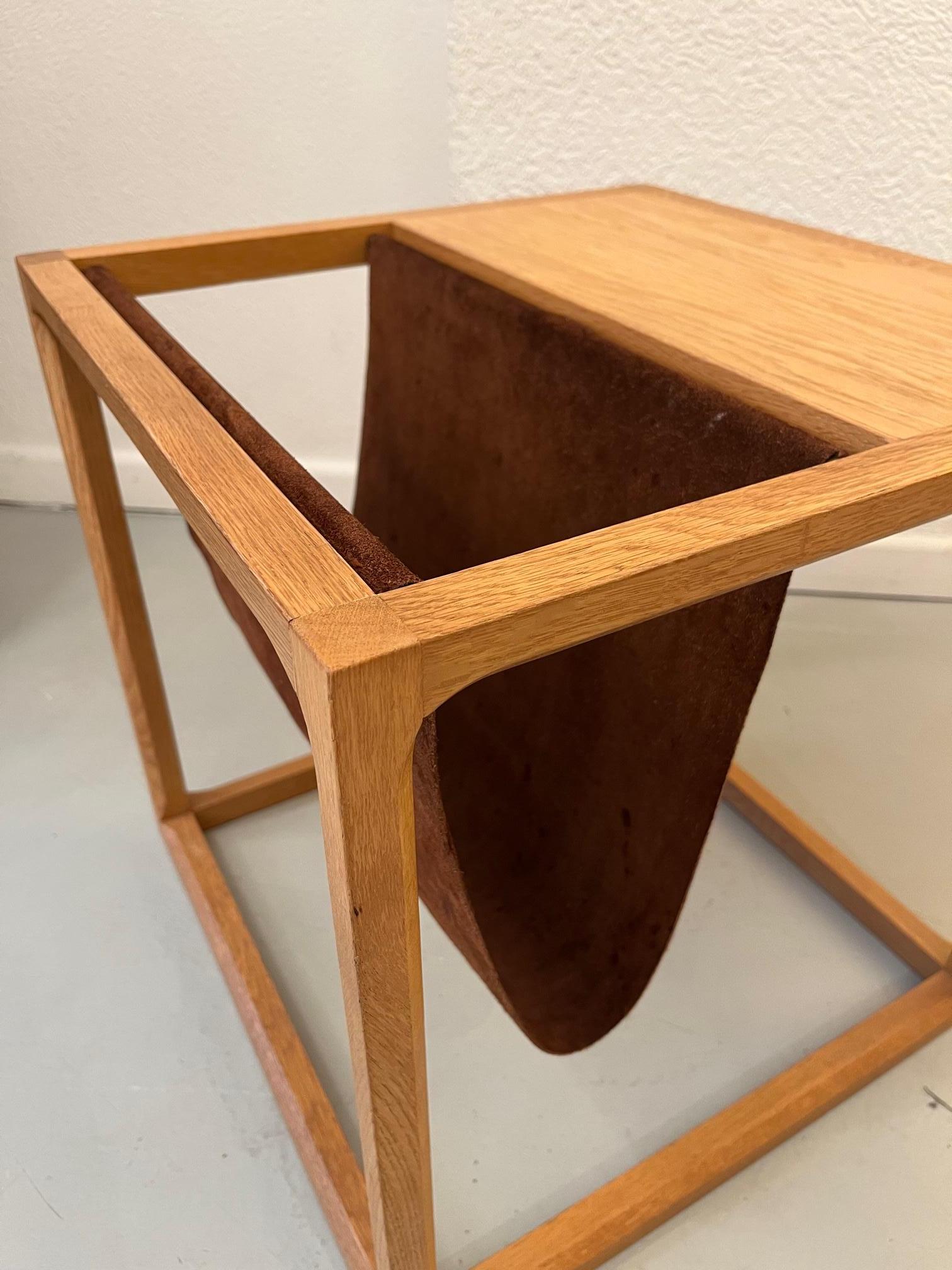 Vintage cube oak and suede side table / magazine rack by Kai Kristiansen produced by Aksel Kjersgaard, Denmark ca. 1960s
Very good condition. 
L 44.5 x D 44.5 x H 44.5 cm
