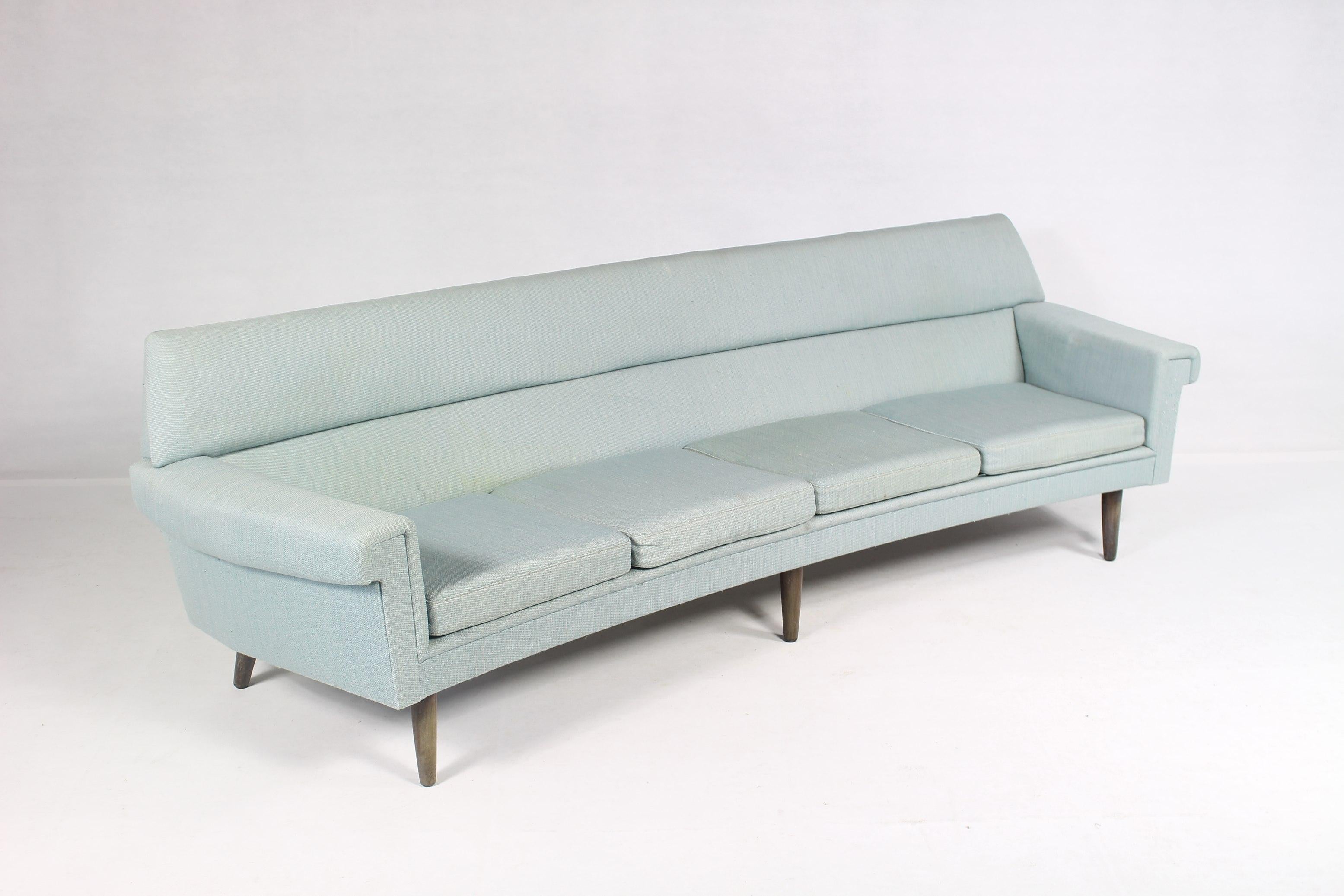 Ce canapé incurvé à quatre places de Kurt stervig est une création de Kurt Stervig.
Fabriqué au Danemark, dans les années 1960.
Tapissé de la laine d'origine en bleu clair.
Il est recommandé de remplacer le tissu d'ameublement.