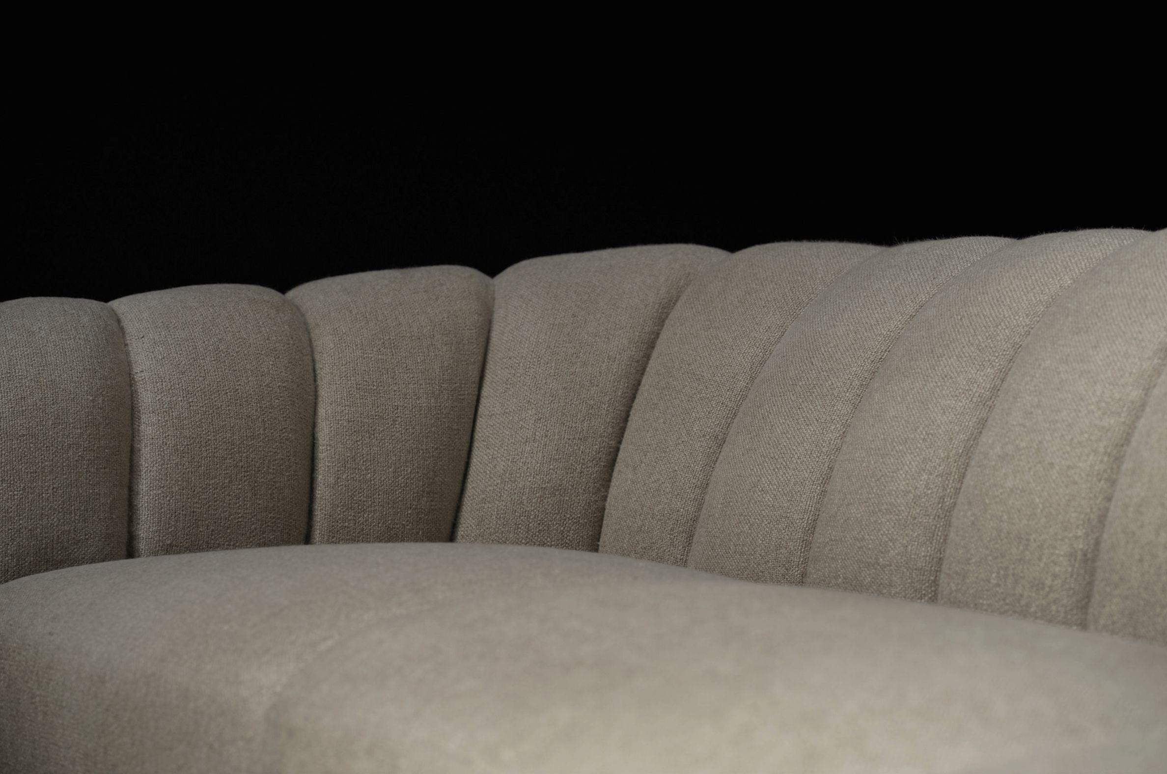 Dänisches geschwungenes antikes Sofa, Leinen im Zustand „Gut“ in Los Angeles, CA