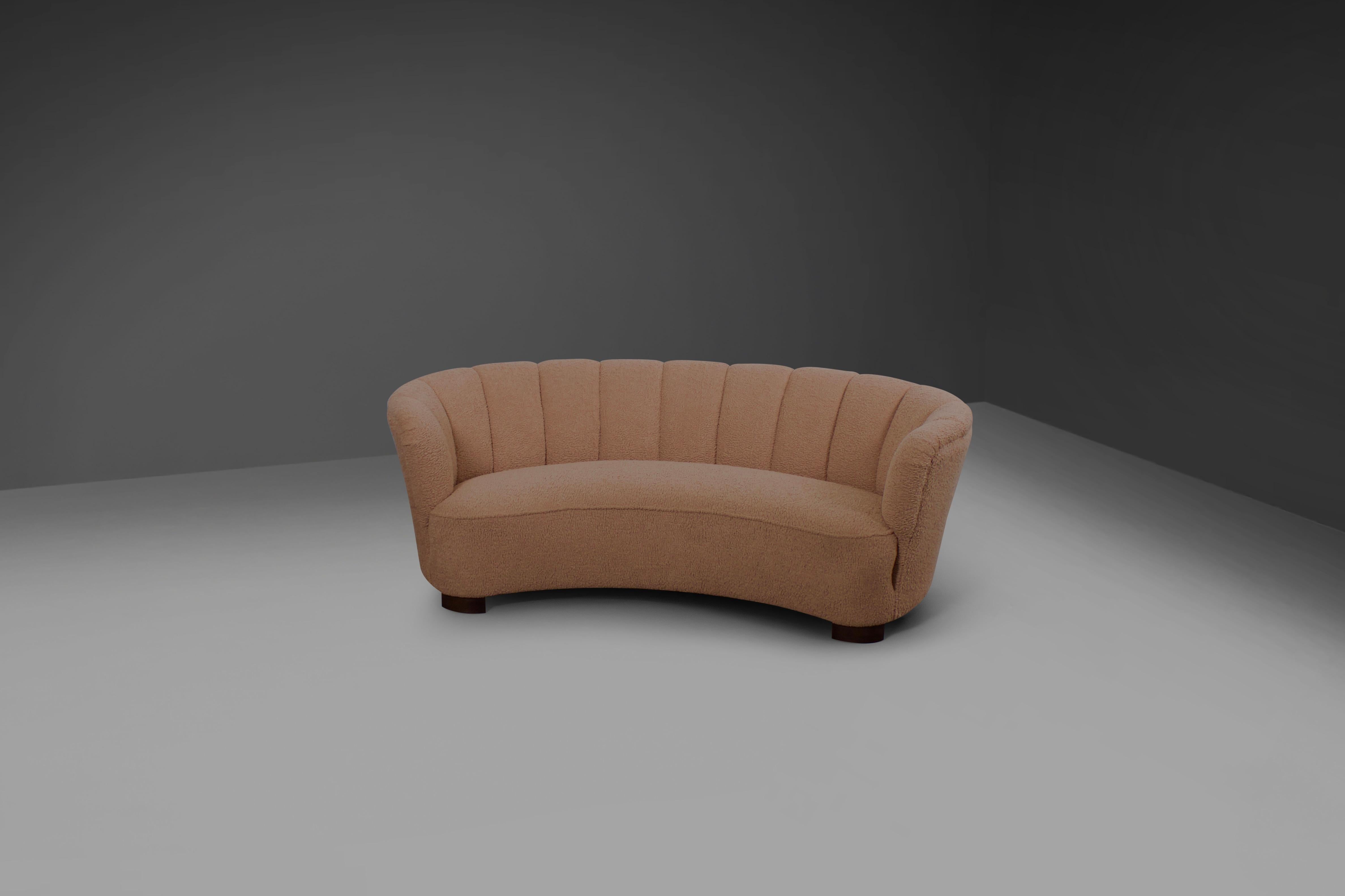 High quality Danish curved ‘banana’ sofa in excellent condition.

This sofa has beautiful organic lines and a voluptuous appearance.

It is fully refurbished and professionally reupholstered in a thick wool fabric.

The fabric has a shearling look