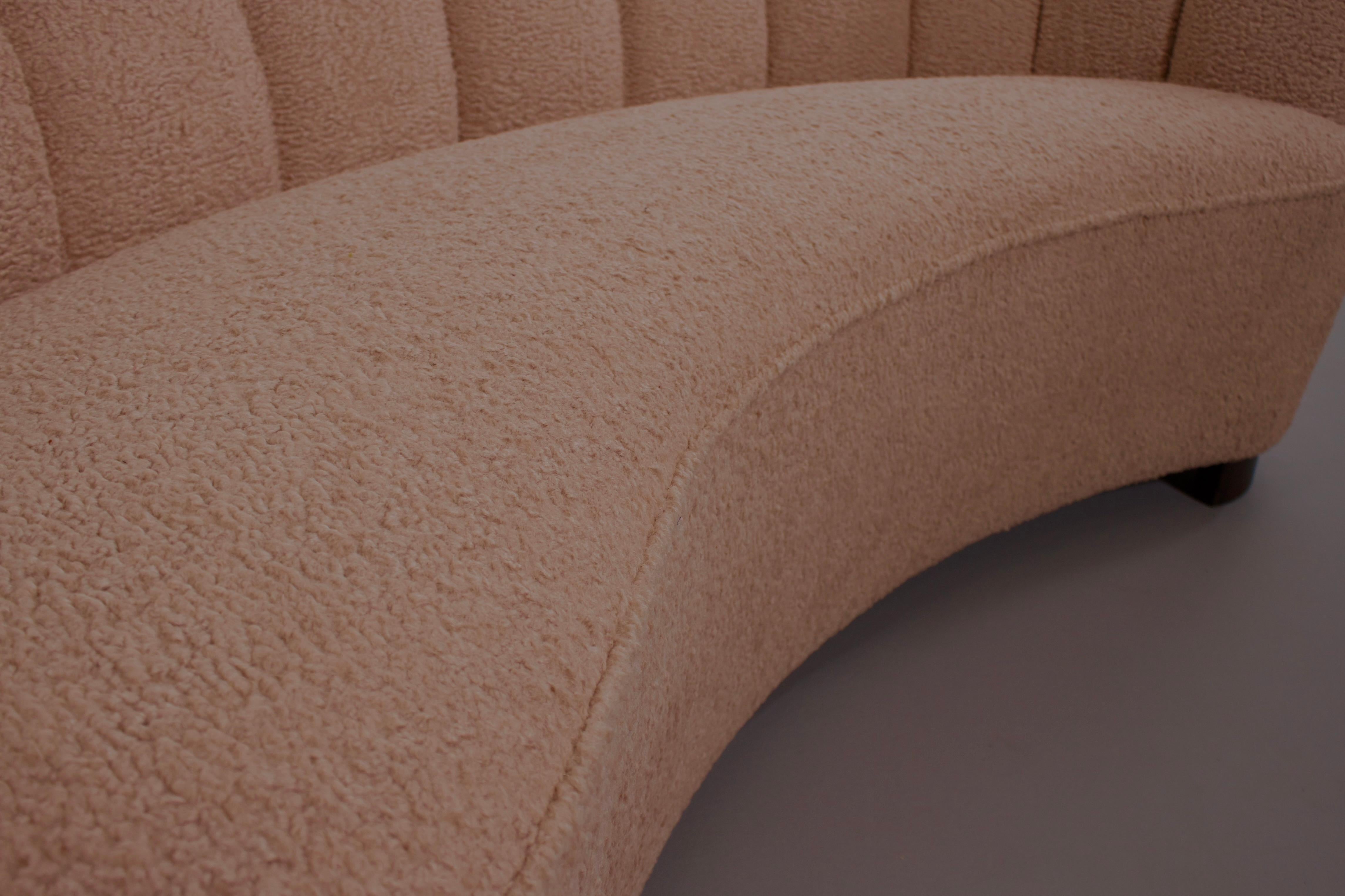 Danish Curved Banana Sofa in a Powder Pink Wool Fabric, 1940s For Sale 1