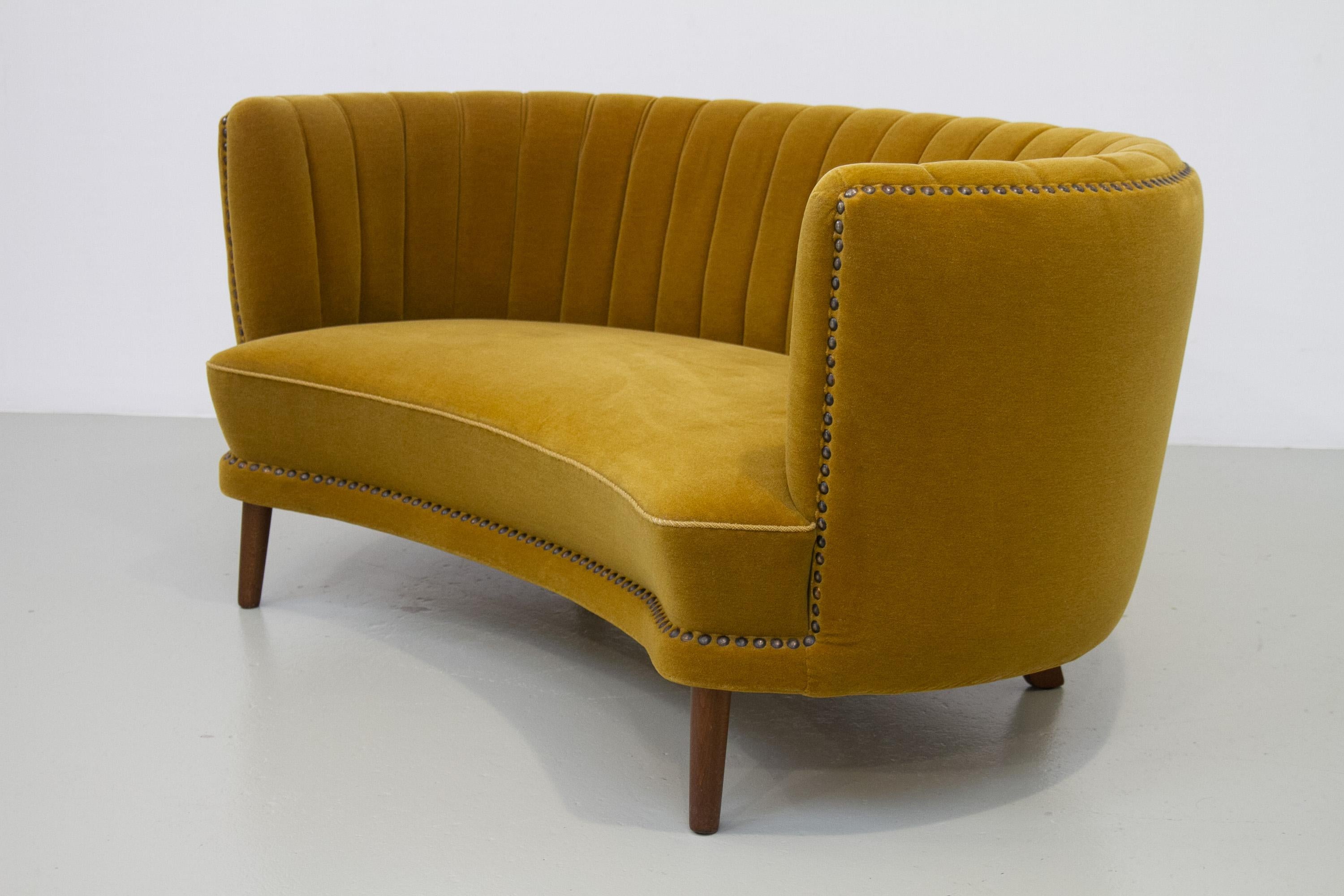Danish Curved Banana Sofa in Velour, 1950. For Sale 1