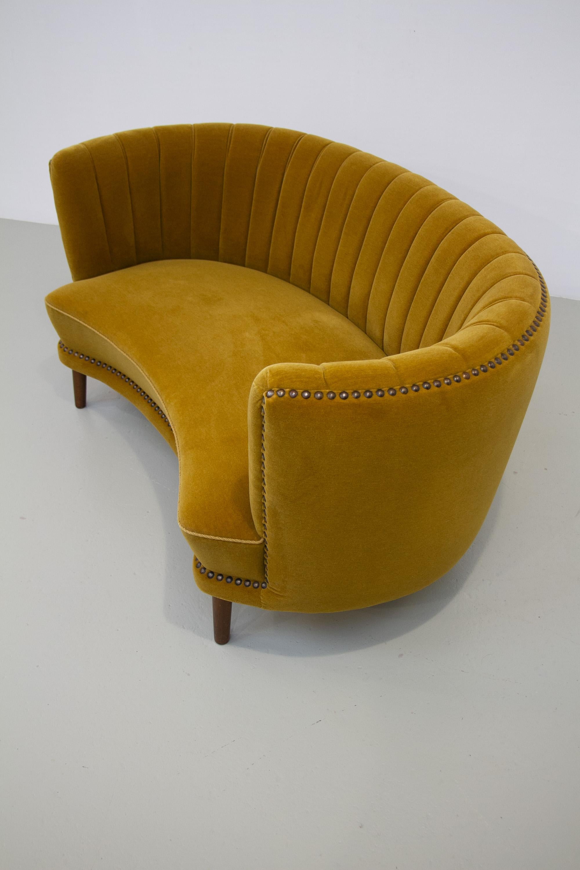 Danish Curved Banana Sofa in Velour, 1950. For Sale 2