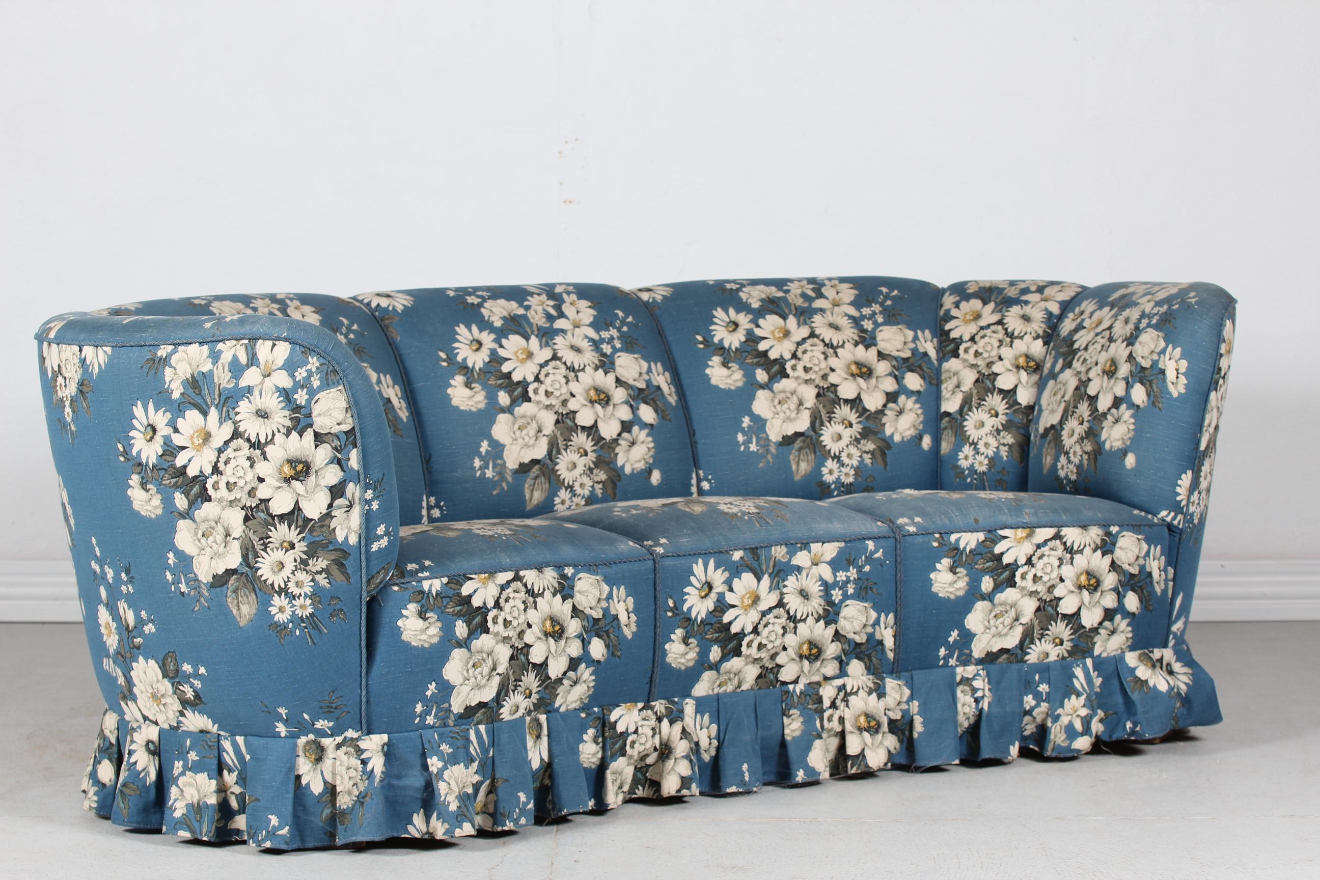 Geschwungene Couch oder Sofa im Stil von Fritz Hansen aus den 1940er Jahren.
Die Füße sind aus dunkel gebeiztem Buchenholz und das Sofa ist mit geblümtem Stoff in blauen und weißen Farben gepolstert.
Hergestellt von einem dänischen Tischler in den