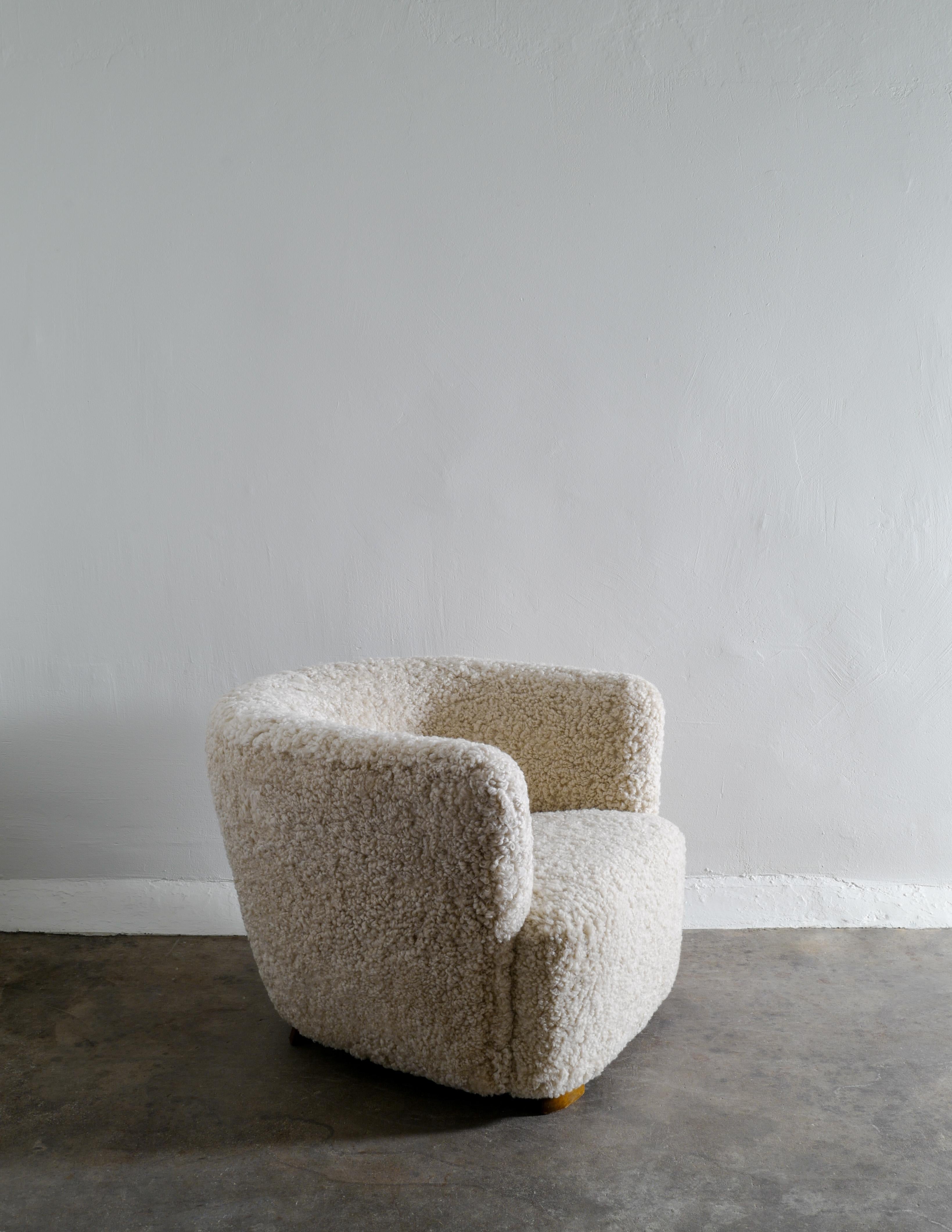 Mid-20th Century Danish Curved Easy Lounge Chair in Sheepskin Produced in Denmark, 1940s